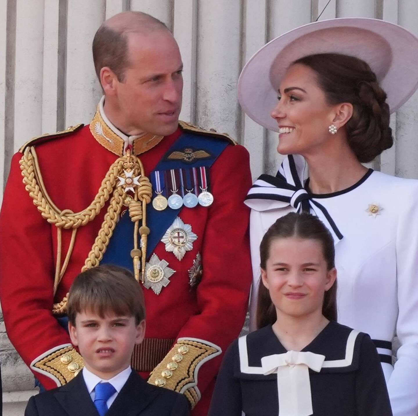 Kate Middleton estuvo en el desfile por el cumpleaños del rey Carlos III con su esposo y tres hijos. En la primera fila aparece el príncipe William y la princesa Kate Middleton; en la segunda fila el príncipe Louis y la princesa Charlotte.