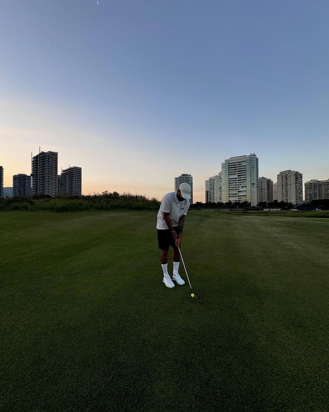 Neymar Jr. disfrutando de un día de golf en su campo privado, parte de su selecta colección de propiedades en Arabia Saudita.