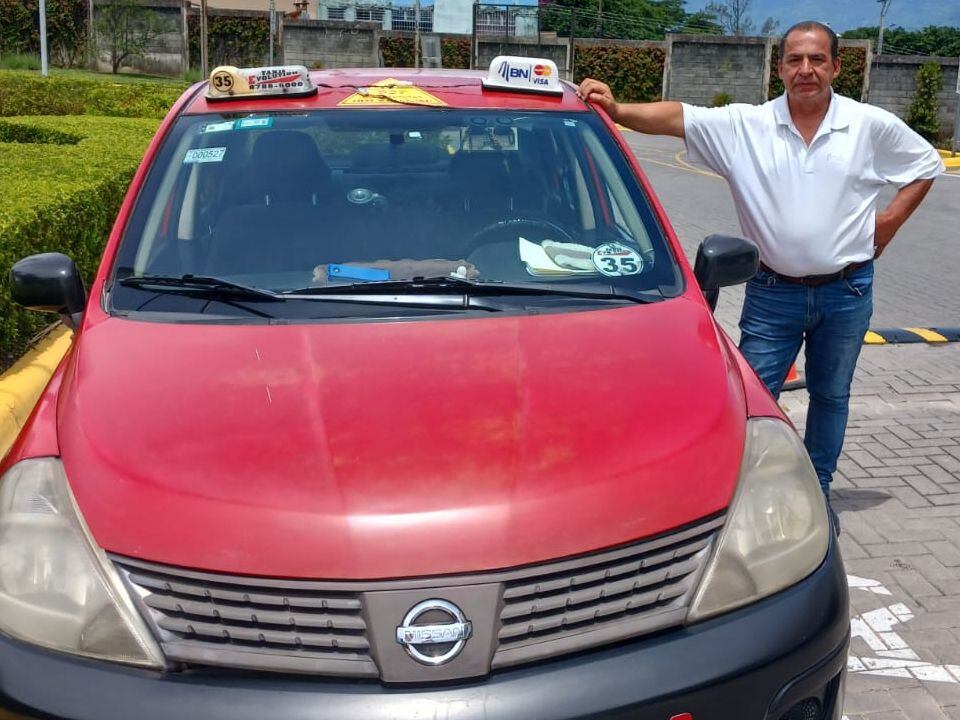 Edwin Madriz Fonseca es un taxista de 59 años, vecino de Calle Blancos. En el 2021, fue hospitalizado grave debido a la covid-19; se le generó una factura millonaria por servicios médicos que en estos momentos le impide renovar la concesión del taxi con el cual trabaja. 