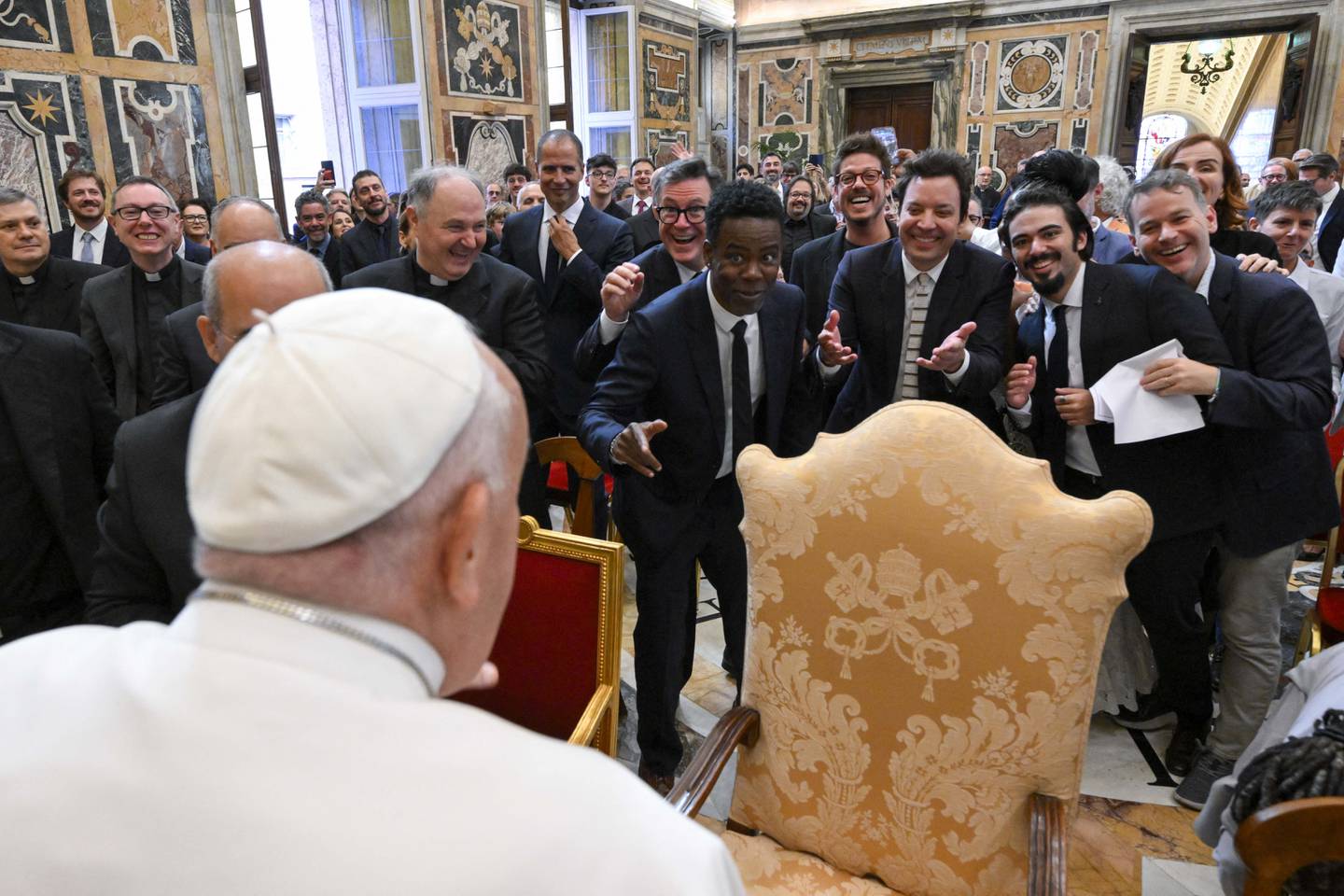 This photo taken and handout on June 14, 2024 by The Vatican Media shows US actors Chris Rock (C), Jimmy Fallon (C right) and Pope Francis during an audience with comedians in The Vatican. (Photo by Handout / VATICAN MEDIA / AFP) / RESTRICTED TO EDITORIAL USE - MANDATORY CREDIT "AFP PHOTO / VATICAN MEDIA" - NO MARKETING - NO ADVERTISING CAMPAIGNS - DISTRIBUTED AS A SERVICE TO CLIENTS