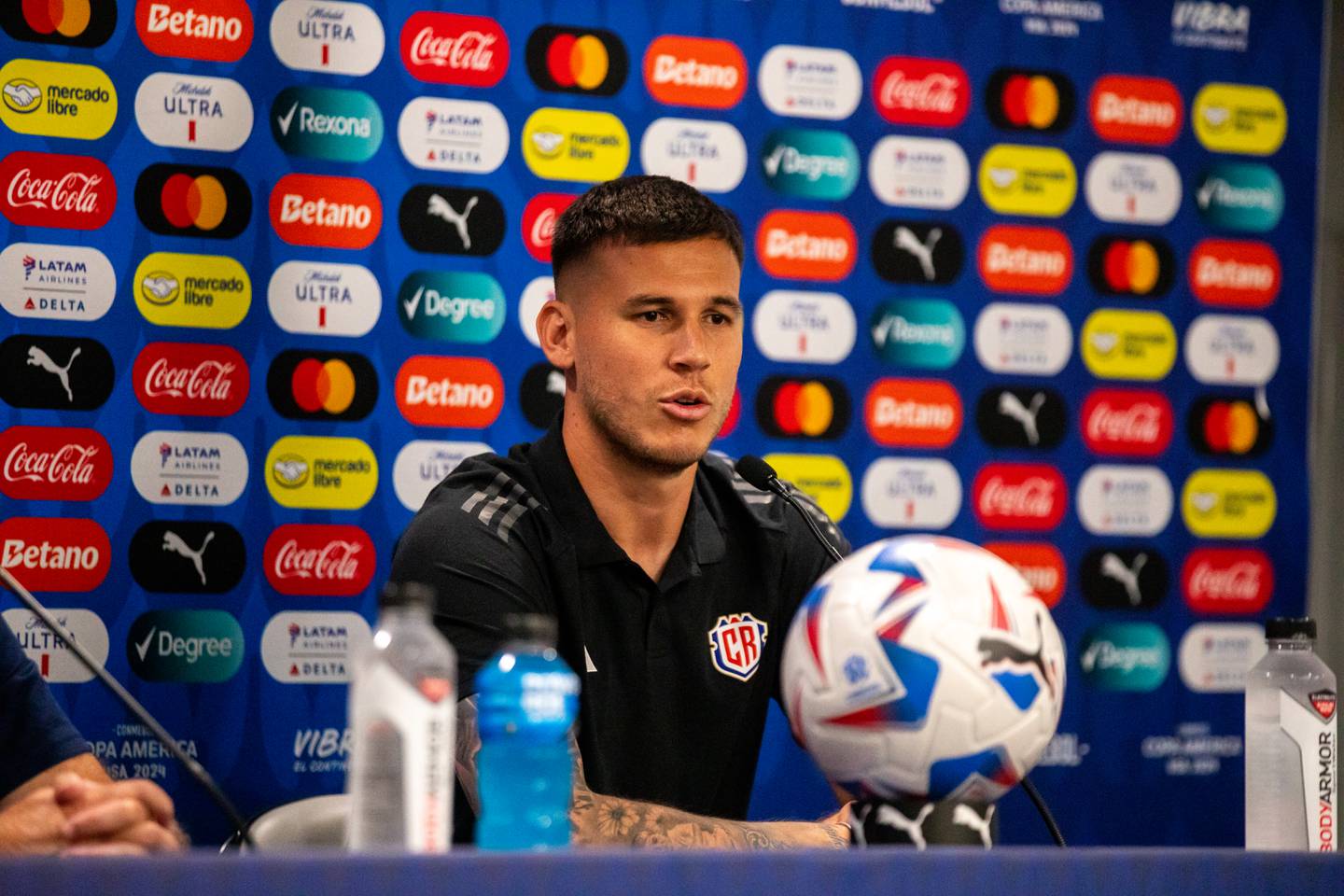 Juan Pablo Vargas fue el integrante de la Selección de Costa Rica que acompañó a Gustavo Alfaro en la rueda de prensa previo al partido contra Colombia en la Copa América.