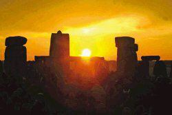 Uno de los sitios por excelencia para celebrar el solsticio de junio en el hemisferio norte es el monumento de piedra Stonehenge, en Inglaterra. De esta forma se da paso al verano.
