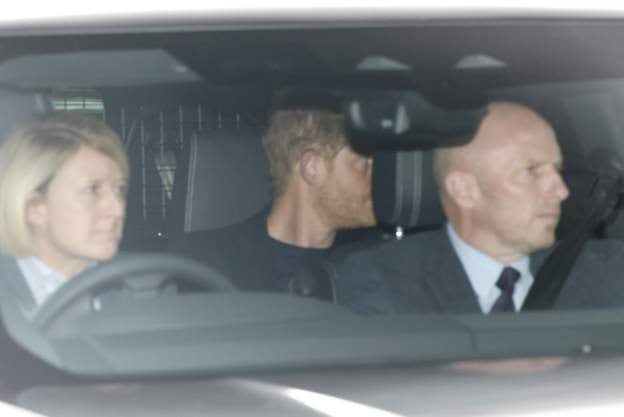 El príncipe Harry visitó al rey Carlos III en su residencia en Londres.