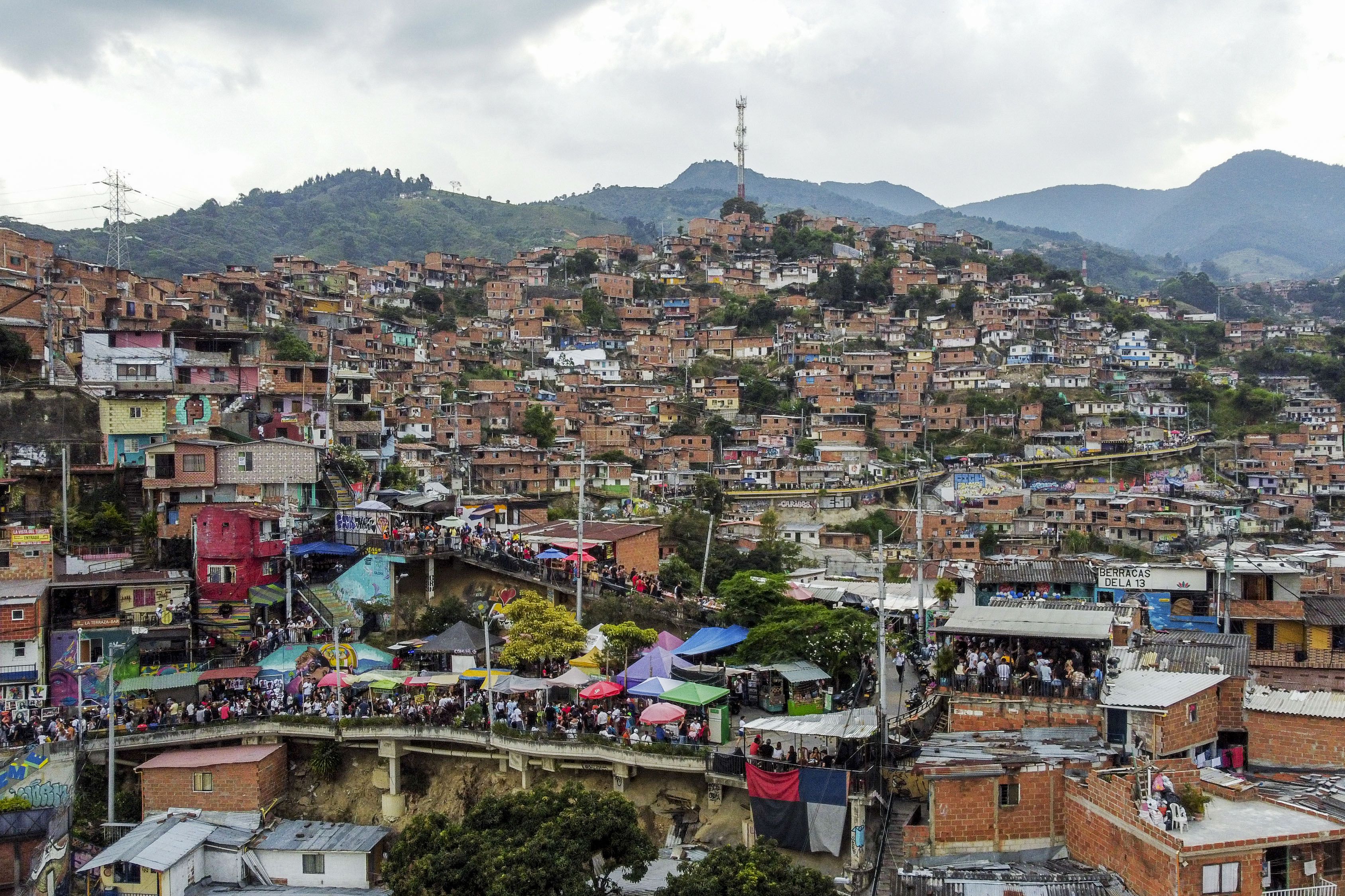 Comuna 13, en Medellín, vive de la economía informal por su estratégico plan para atraer turistas. Sin embargo, la pobreza es menor que hace dos décadas y también la violencia. 