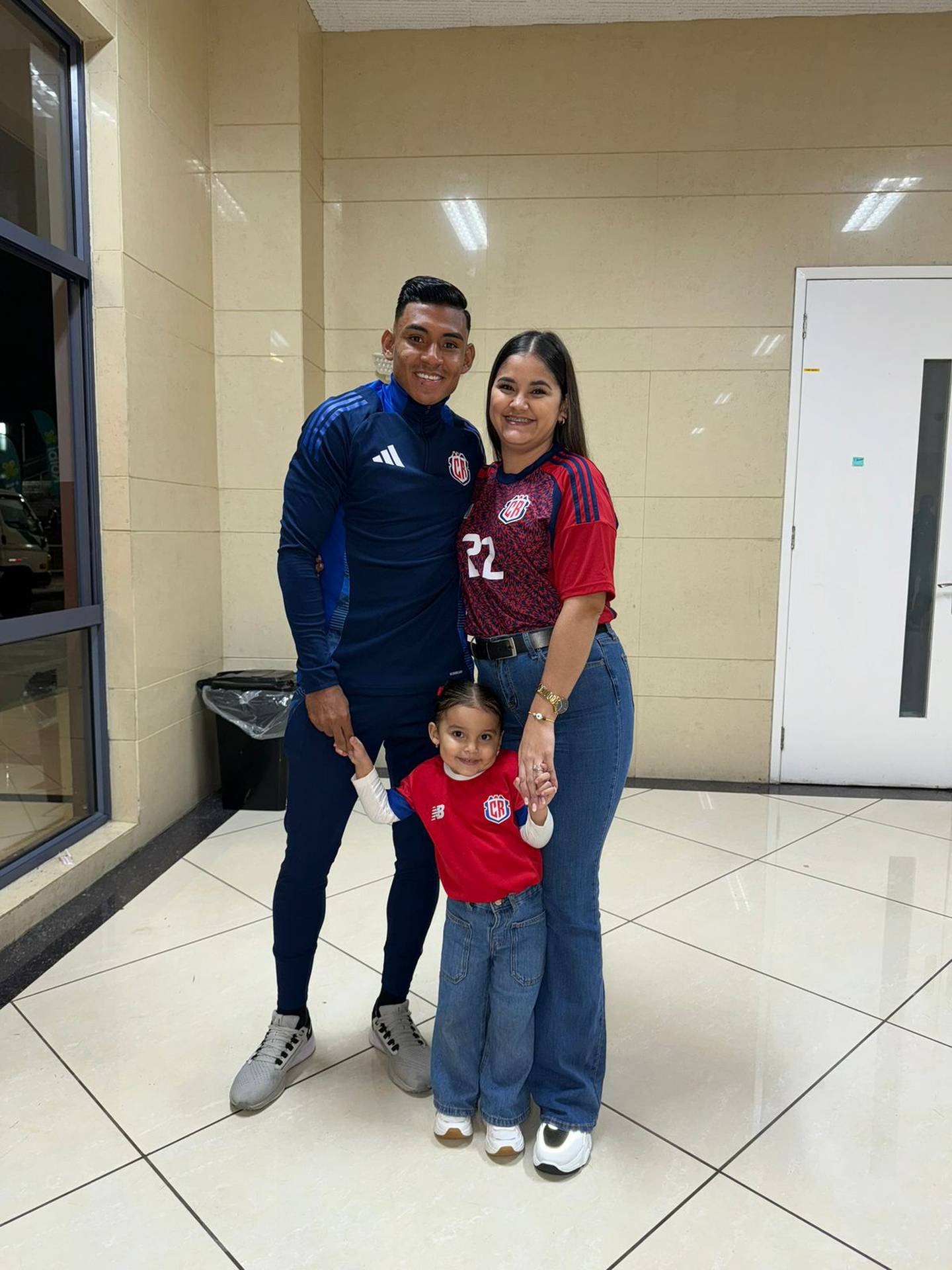 Haxzel Quirós junto a su esposa, Stacy Villalobos, y su hija, Alyssa Quirós.