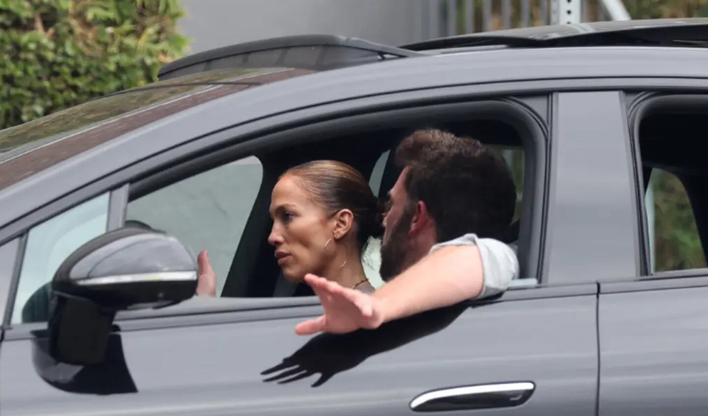 Jennifer Lopez and Ben Affleck are apparently having a discussion inside her van