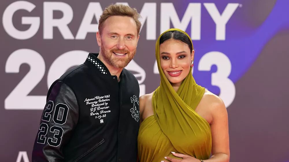 David Guetta y su pareja, Jessica Ledon, compartieron la noticia de que esperaban un bebé en noviembre del 2023.