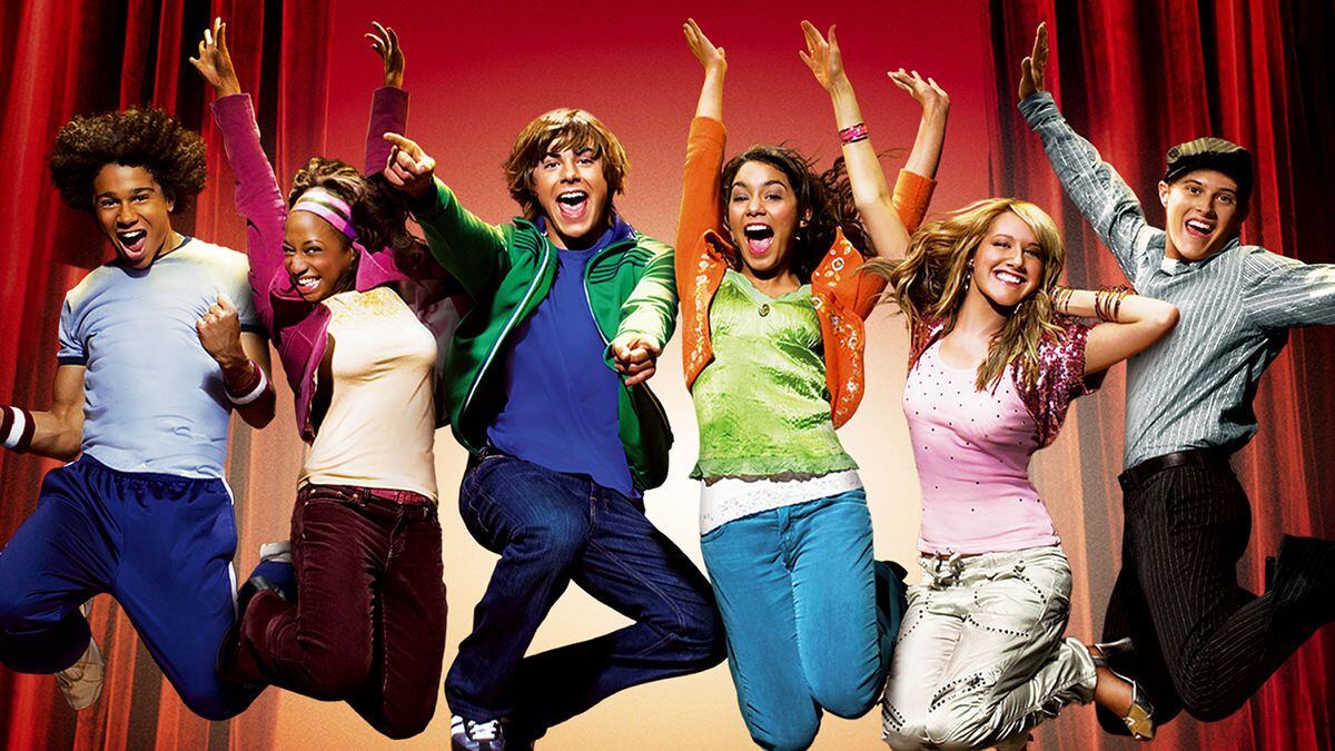 'High School Musical' se estrenó en Disney Channel, pero su éxito sobrepasó todo pronóstico. Su tercera película fue la única en estrenarse en el cine. 