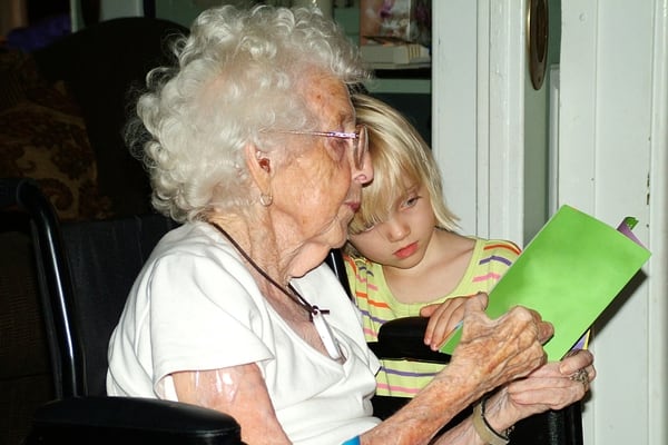  Compartir con personas de todas las edades ayuda a mejorar la calidad de vida de las personas mayores que sufren de algún grado de demencia. Imagen con fines ilustrativos. Fotografía: freeimages.com 