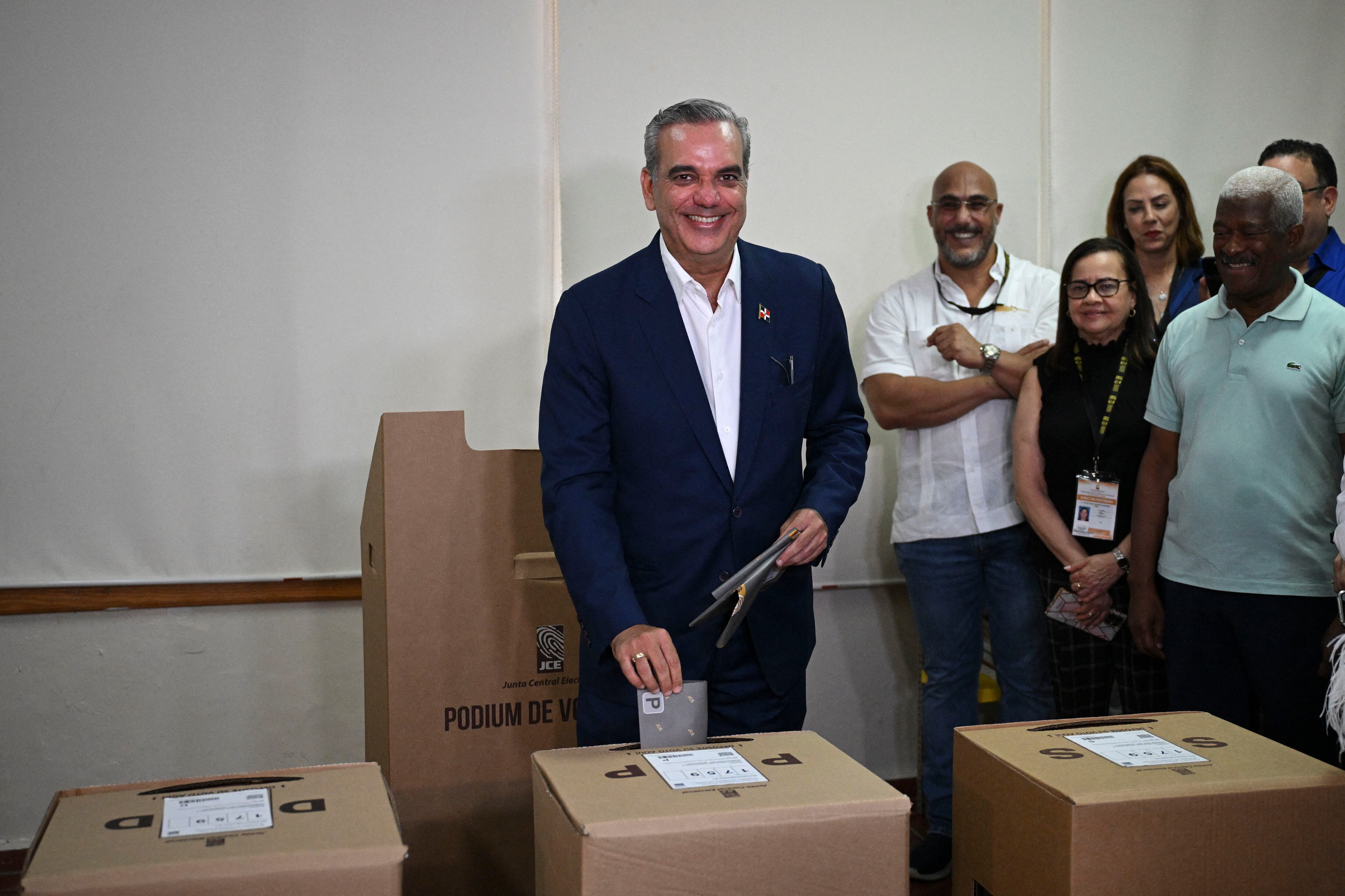 El presidente de la República Dominicana y candidato presidencial del Partido Revolucionario Moderno (PRM), Luis Abinader, deposita su voto en un colegio electoral durante las elecciones generales en Santo Domingo.