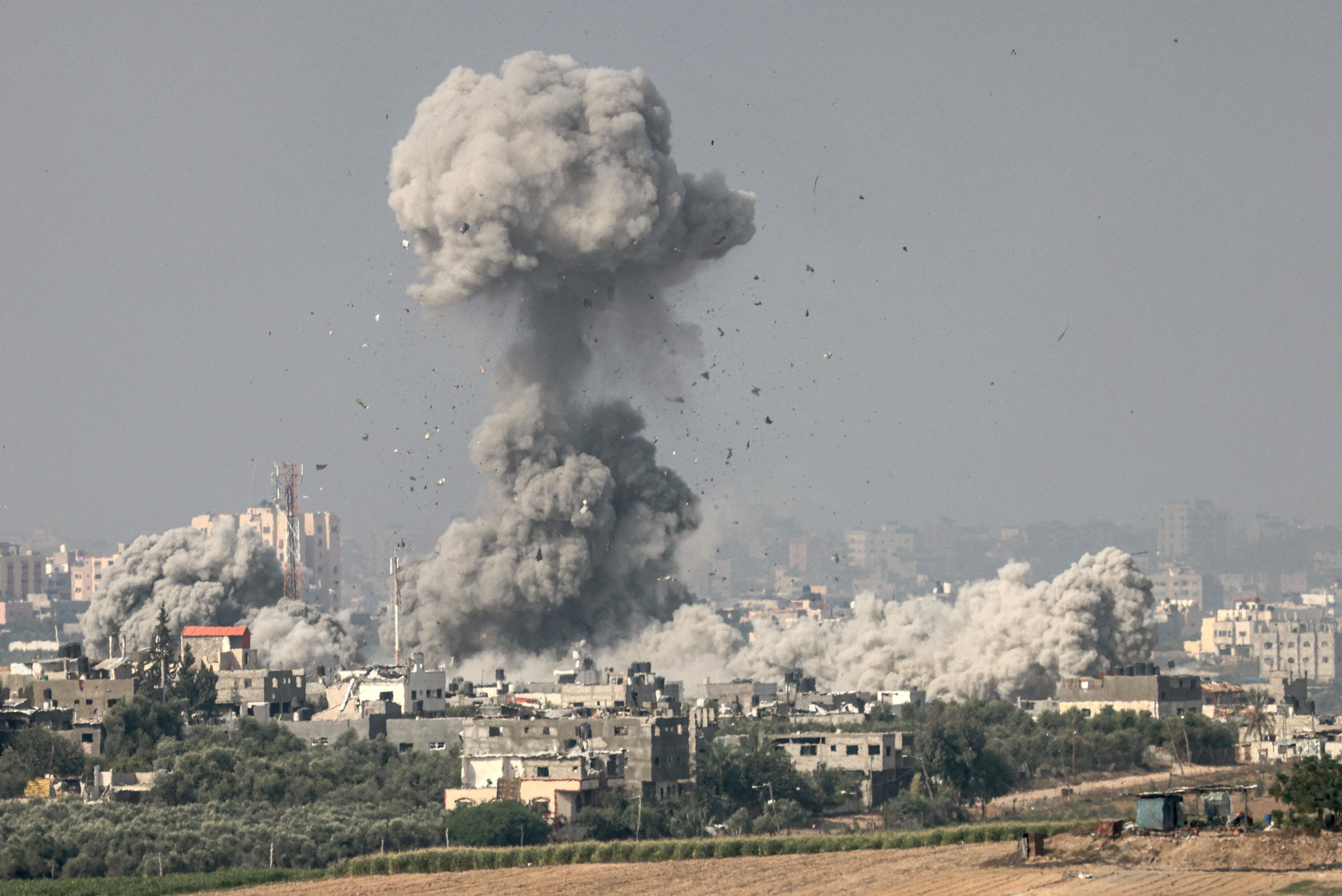 Israel respondió con intensos bombardeos que dejaron a más de 6,500 gazatíes muertos, según cifras divulgadas por el ministerio de Salud controlado por Hamás en el territorio.