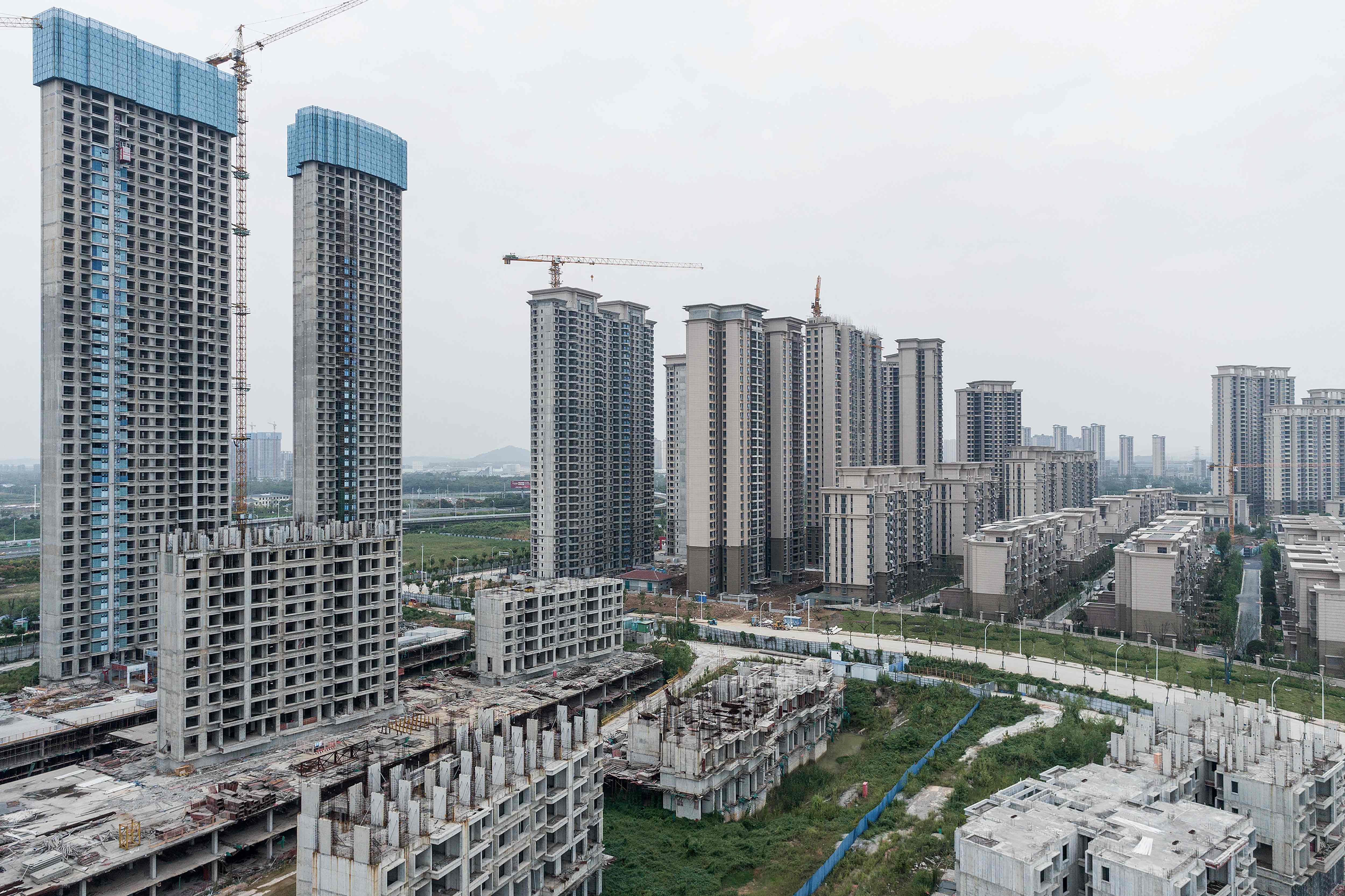 Un complejo de viviendas en construcción por el promotor inmobiliario chino Evergrande se ve en Wuhan, en la provincia central china de Hubei. Fotografía:
