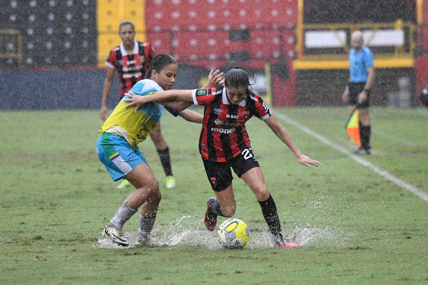 Desde el primer tiempo era claro que jugar bajo la lluvia era un riesgo innecesario para las futbolistas de Liga Deportiva Alajuelense y Pococí.