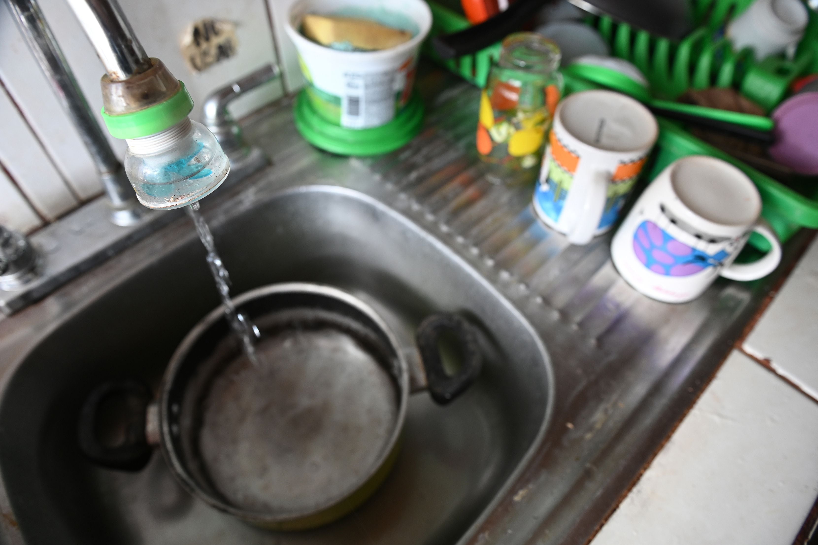 Vecinos de Turrialba alertan de que agua les está llegando con ‘olor extraño a canfín o gasolina’