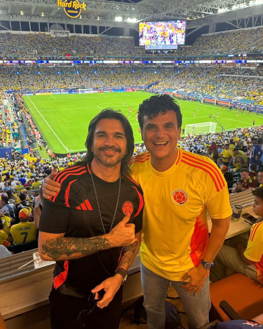 Juanes también vivió desde la tribuna la final que perdió su selección. El colombiano posó junto a su compatriota y estrella del vallenato Silvestre Dangond .Foto: Instagram