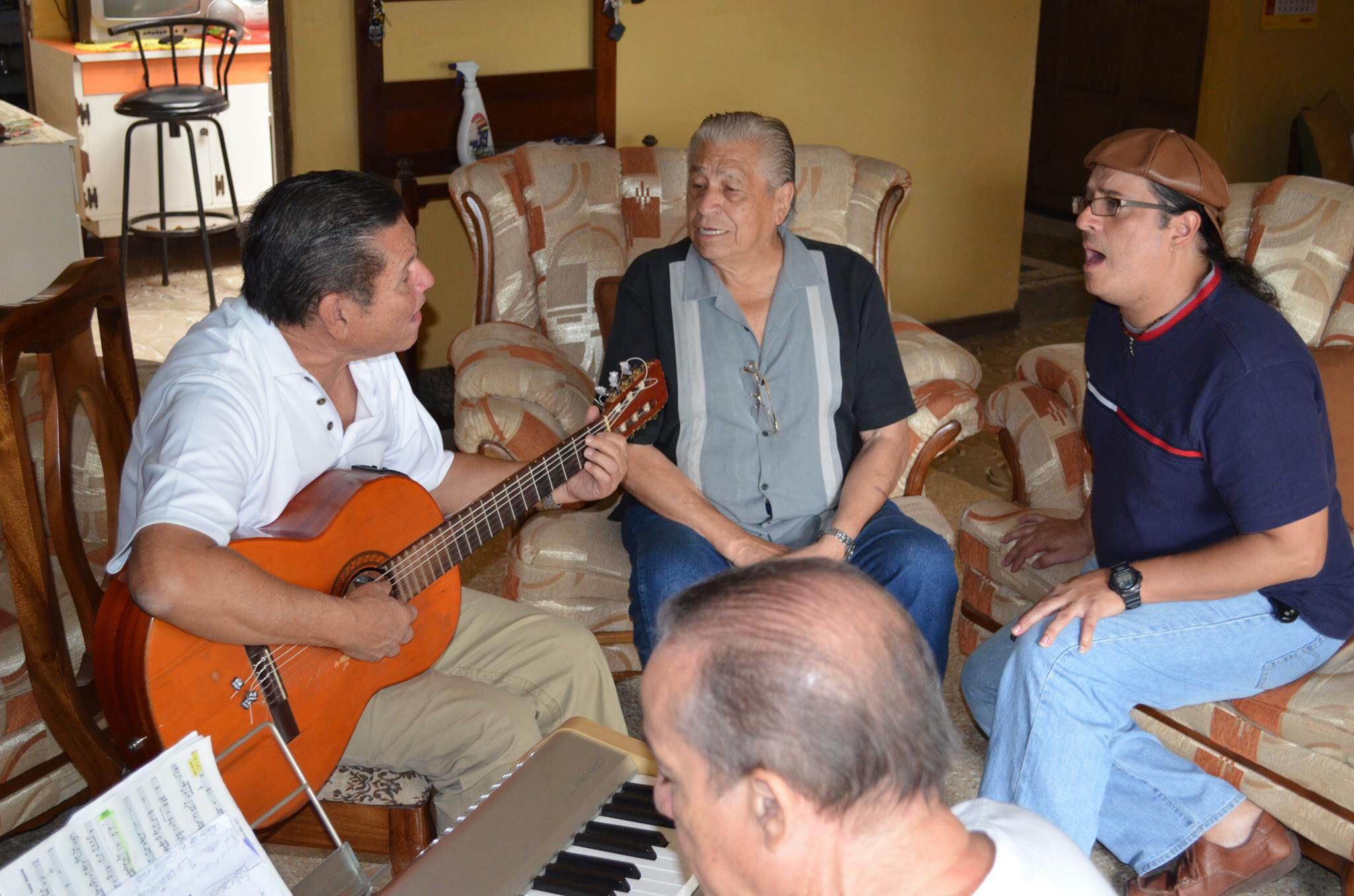 Rafa Pérez ensayando junto a Lalo Rojas y José Luis Cascante, del Trío Los Millonarios