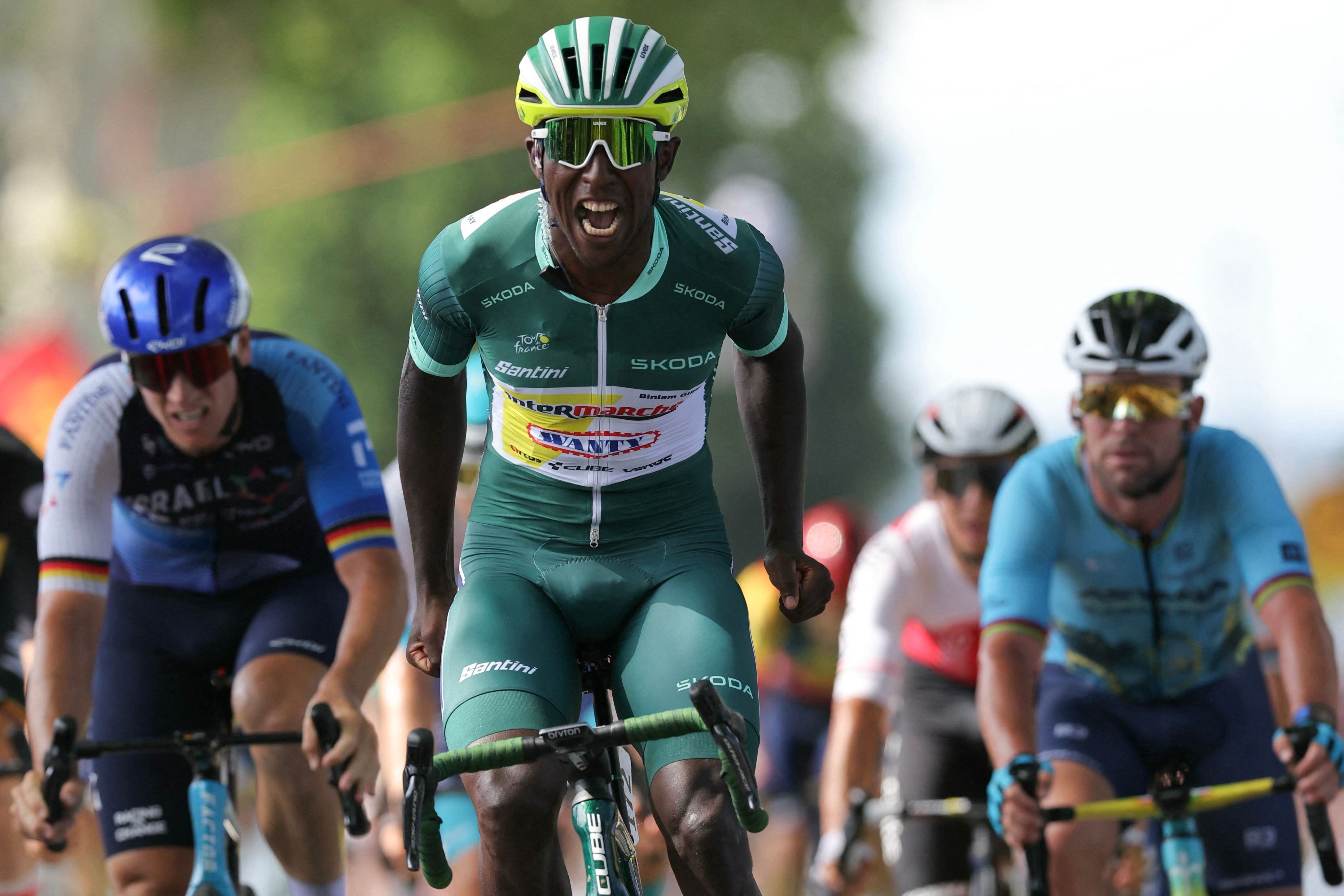 El ciclista eritreo Biniam Girmay ayer al ingresar a la meta en el Tour de Francia. 