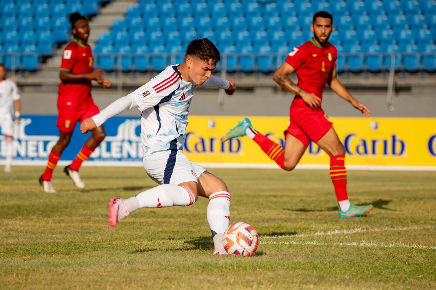 Manfred Ugalde convirtió un gol y aportó una asistencia durante el primer tiempo del partido entre Granada y la Selección de Costa Rica.