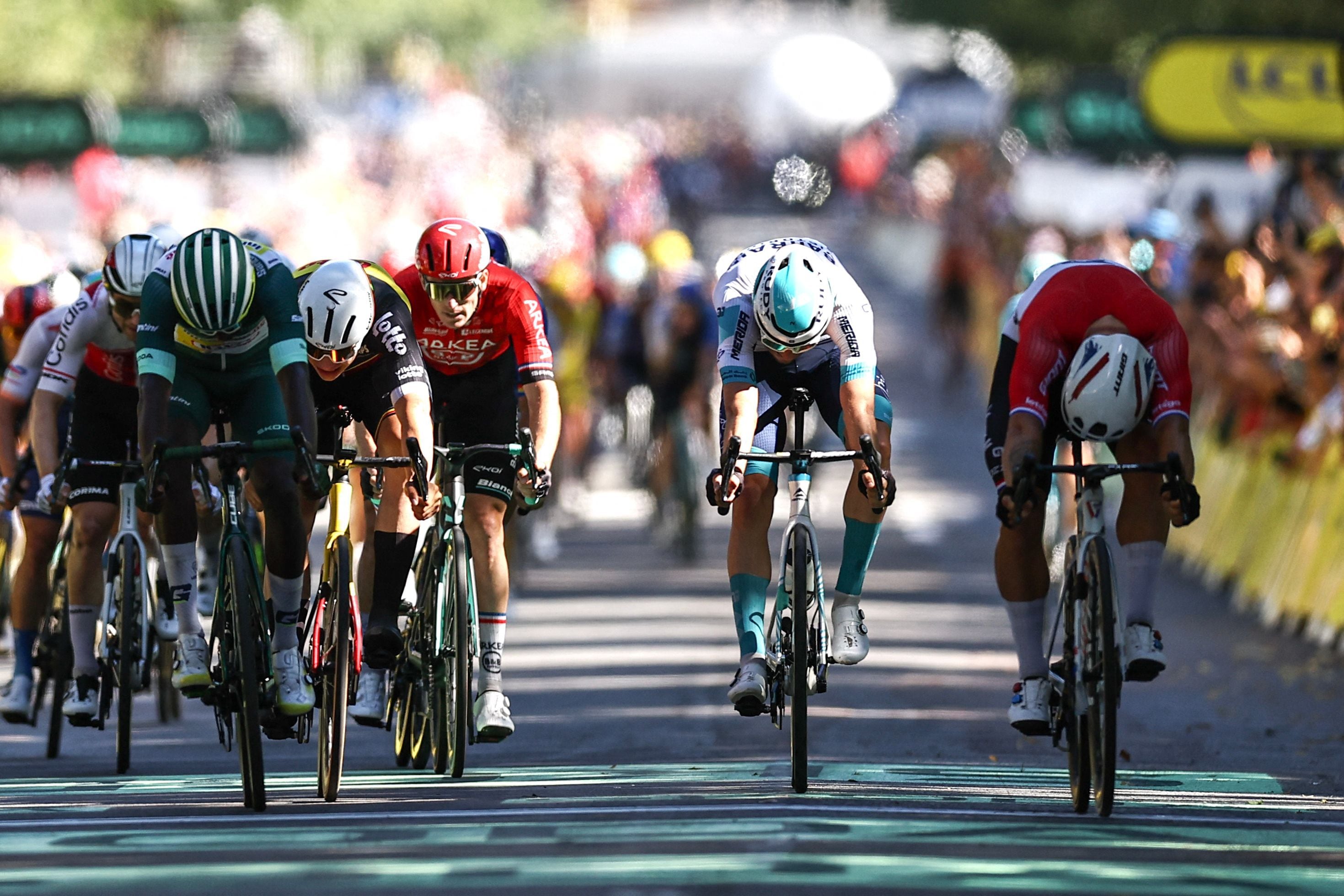 El pedalista Dylan Groenewegen (der.) en el ingreso a línea de meta en la sexta etapa del Tour de Francia. Foto: AFP