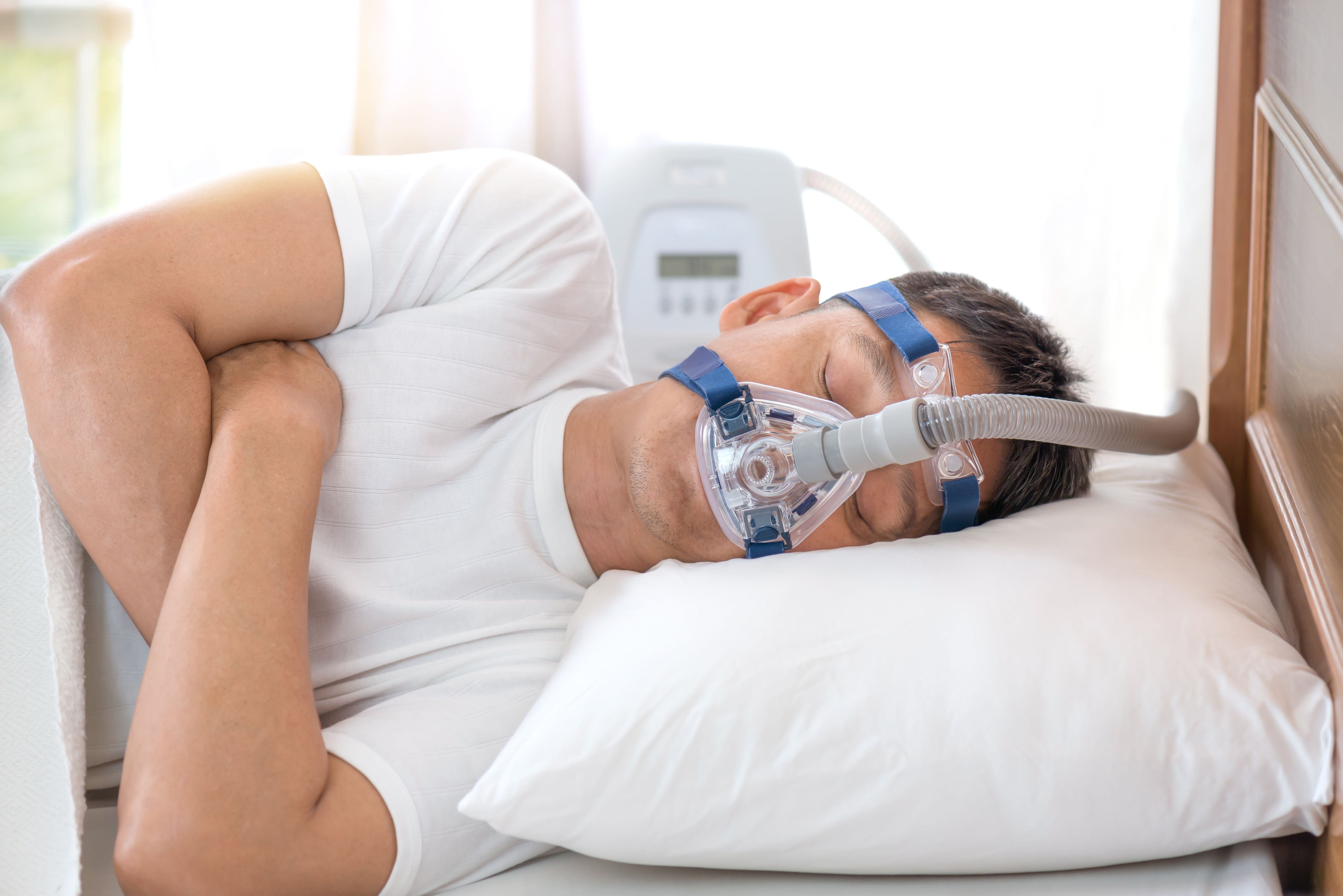 Las mascarillas CPAP se utilizan como tratamiento para trastornos de apnea obstructiva del sueño, situación que puede desencadenar en ronquidos.
