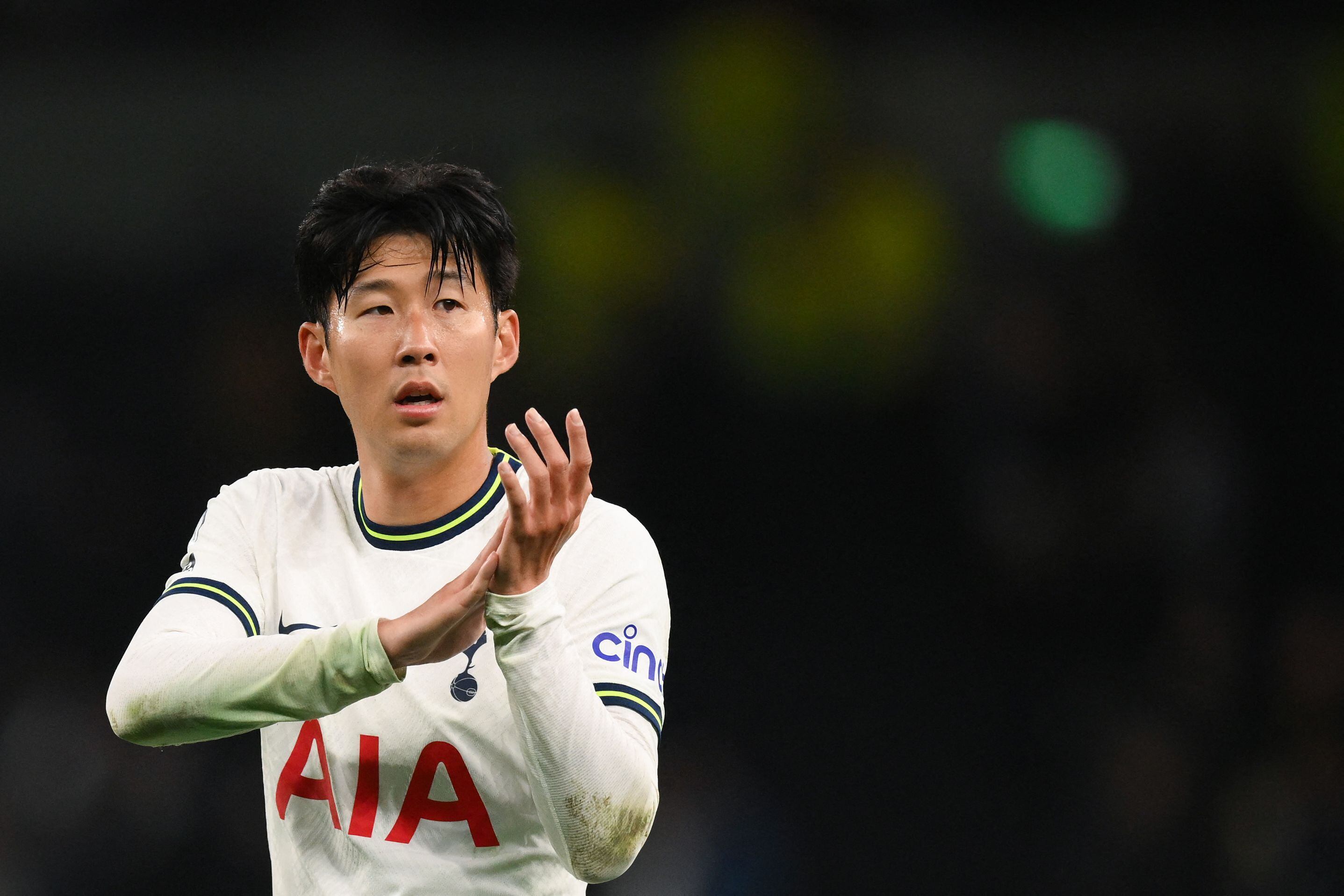 El futbolista del Tottenham Son Heung-Min aplaude al terminar el partido ante Everton.  