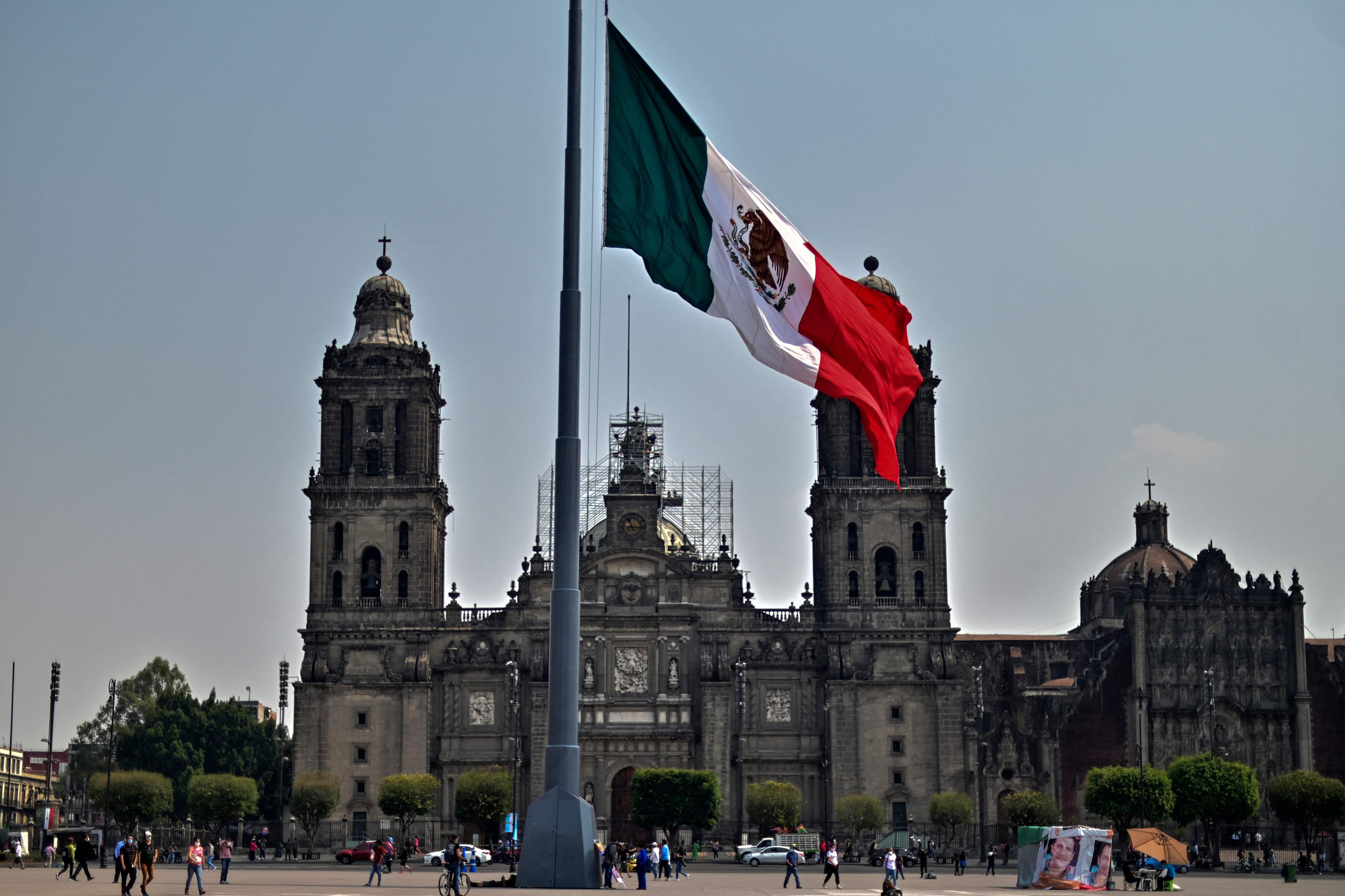 De acuerdo con la calificadora, la nota de México está limitada por débiles indicadores de gobernabilidad, un historial de desempeño moderado de crecimiento a largo plazo y riesgos fiscales relacionados con pasivos contingentes de Pemex y crecientes rigideces presupuestarias