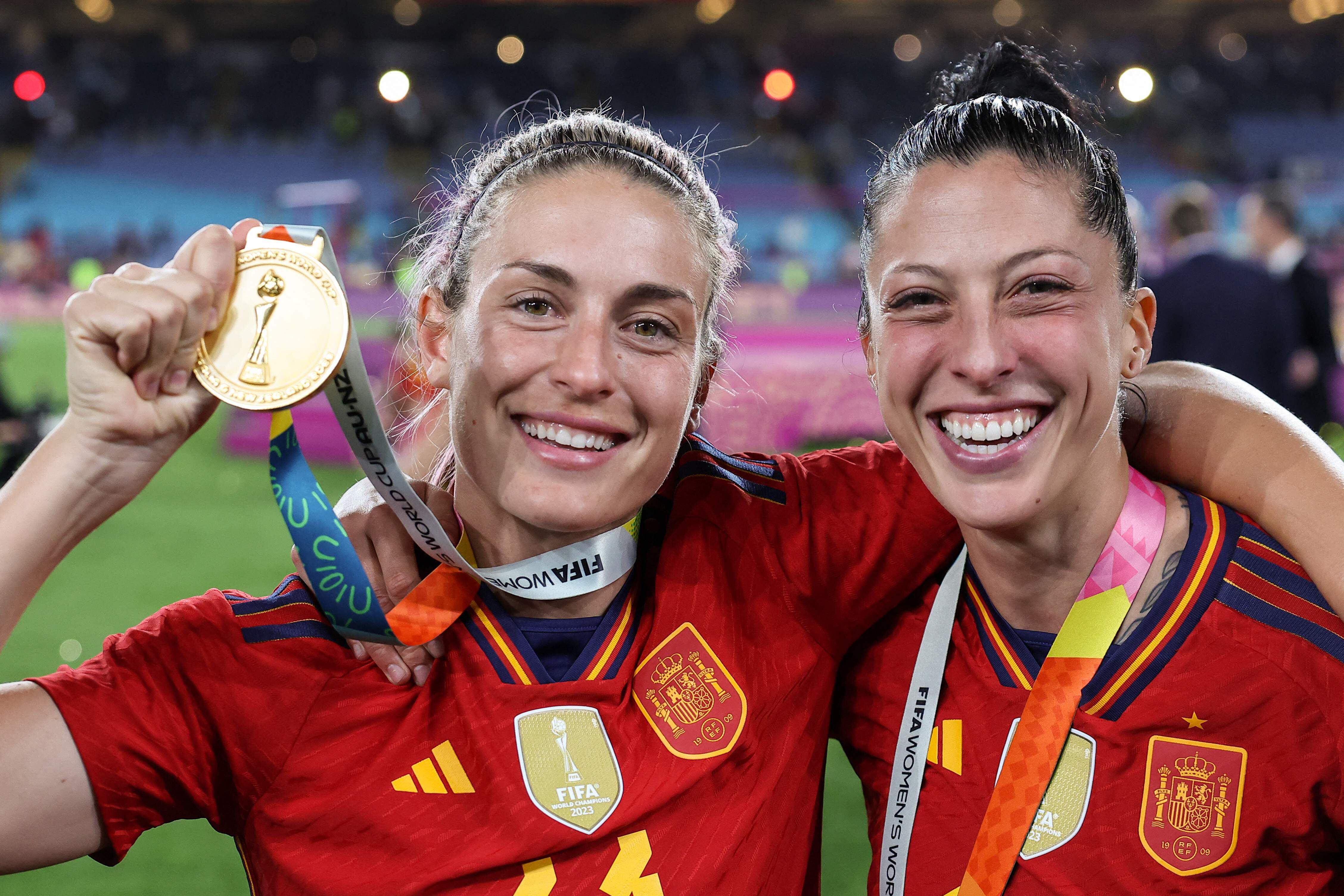 Alexia Putellas y Jennifer Hermoso tras la victoria en la Copa Mundial Femenina de Australia y Nueva Zelanda 2023. 