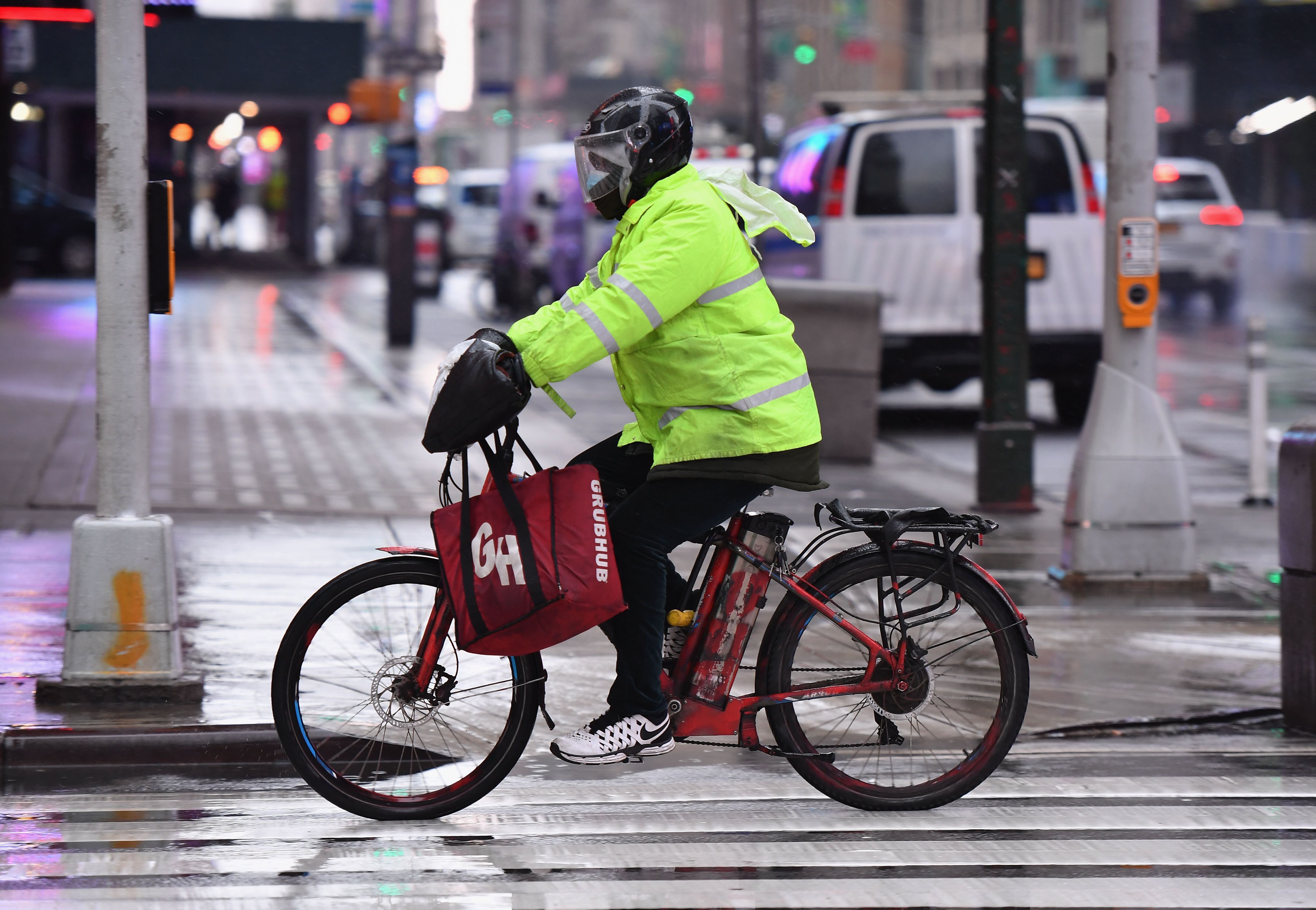 Una persona en una bicicleta de reparto de alimentos recorre la ciudad de Nueva York,  el 23 de marzo de 2020. Archivo: