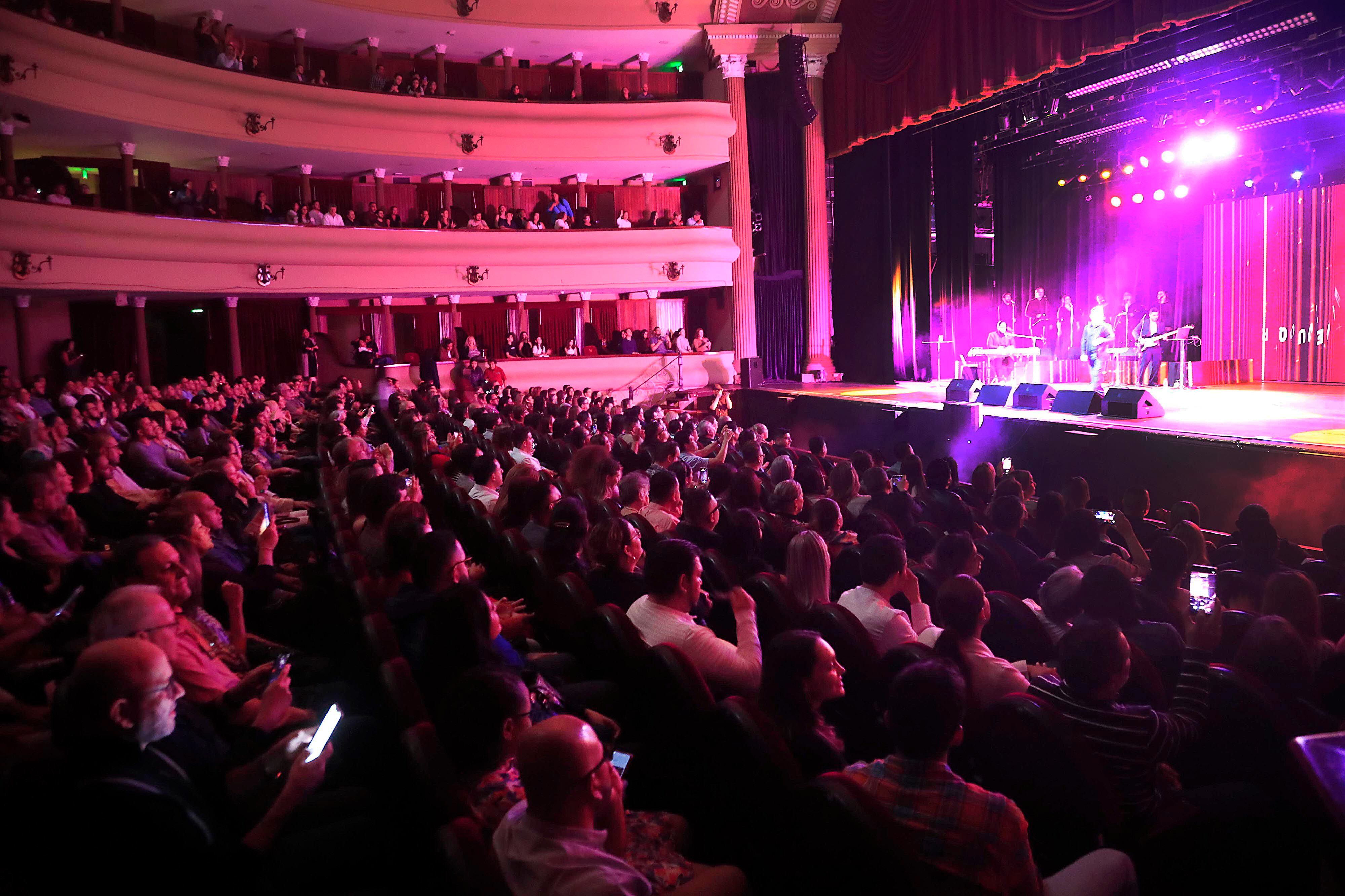 La primera noche de los conciertos de Danilo Montero en Costa Rica llenó el Teatro Melico Salazar con fans del cantautor.