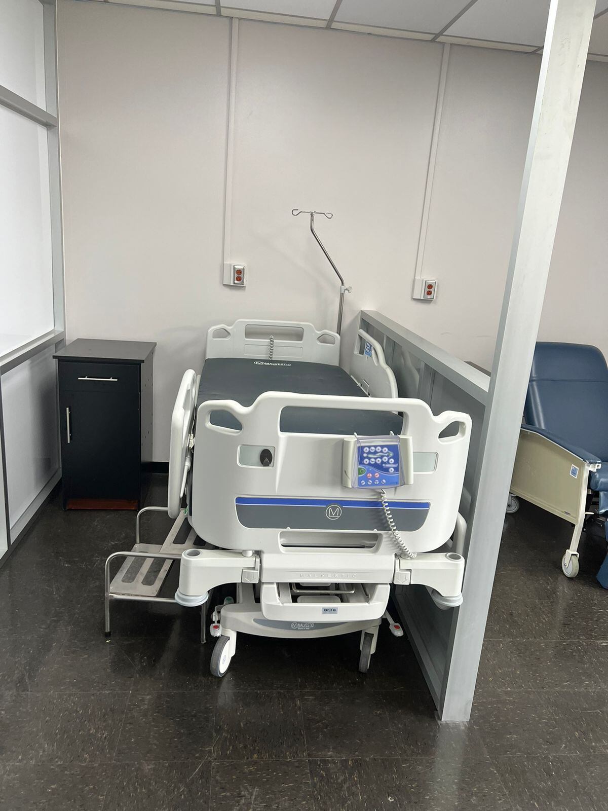 Esta es una de las camas que se tienen acondicionadas para los pacientes oncológicos que recibirán quimioterapia en el Hospital San Carlos. Fotografía: Cortesía