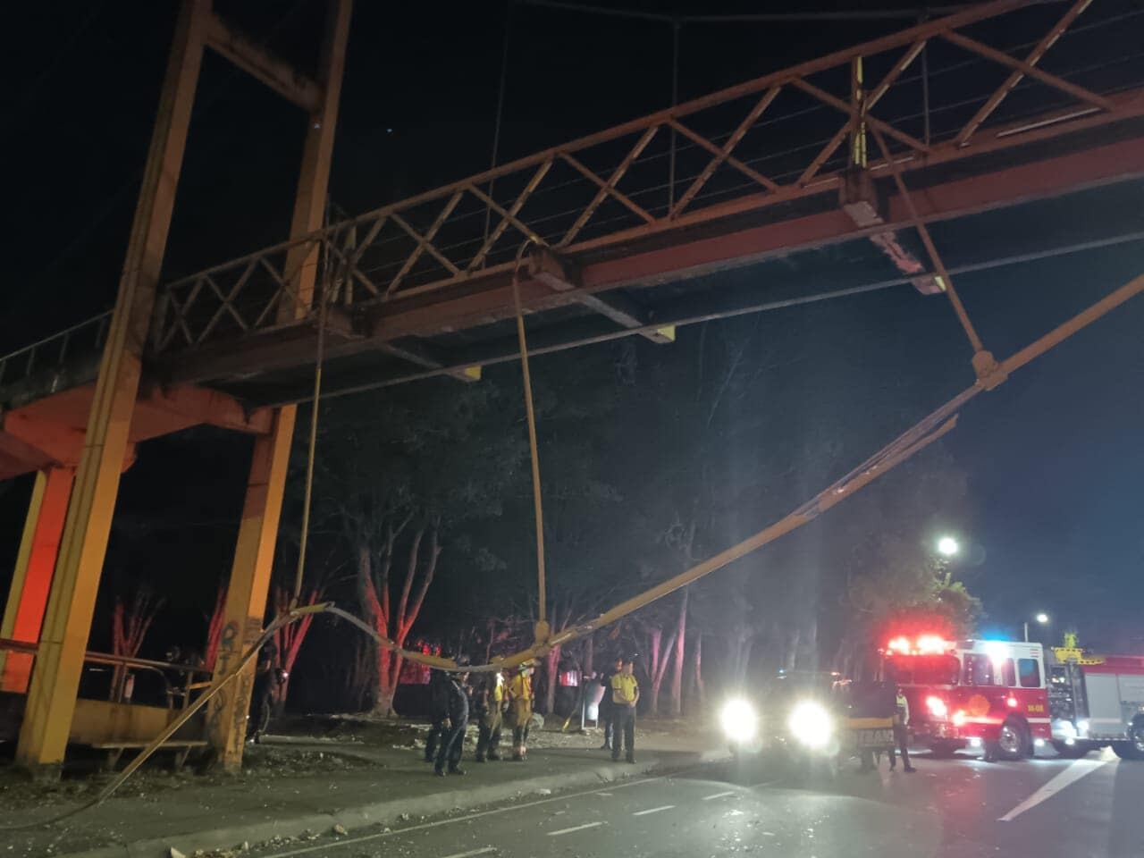 Circunvalación permanece cerrada debido a la caída de cables tensores a la altura del puente peatonal del Parque de la Paz.