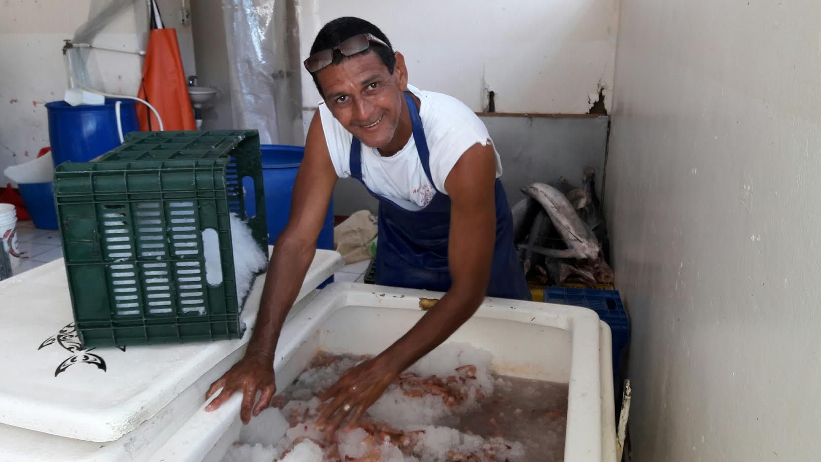 Luego de la pandemia, Alfredo Contreras no pudo continuar con su negocio de mariscos, por lo que tuvo que ingeniárselas para llevar sustento a su familia.