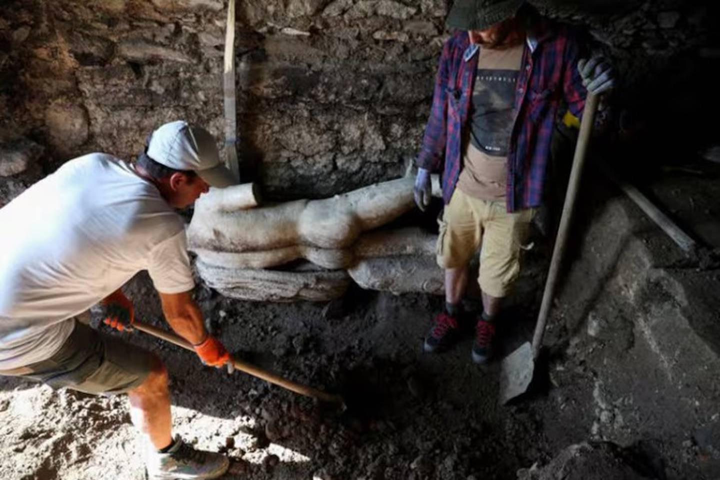 Los arqueólogos observan una estatua de mármol descubierta en la antigua ciudad de Heraclea Sinitica.