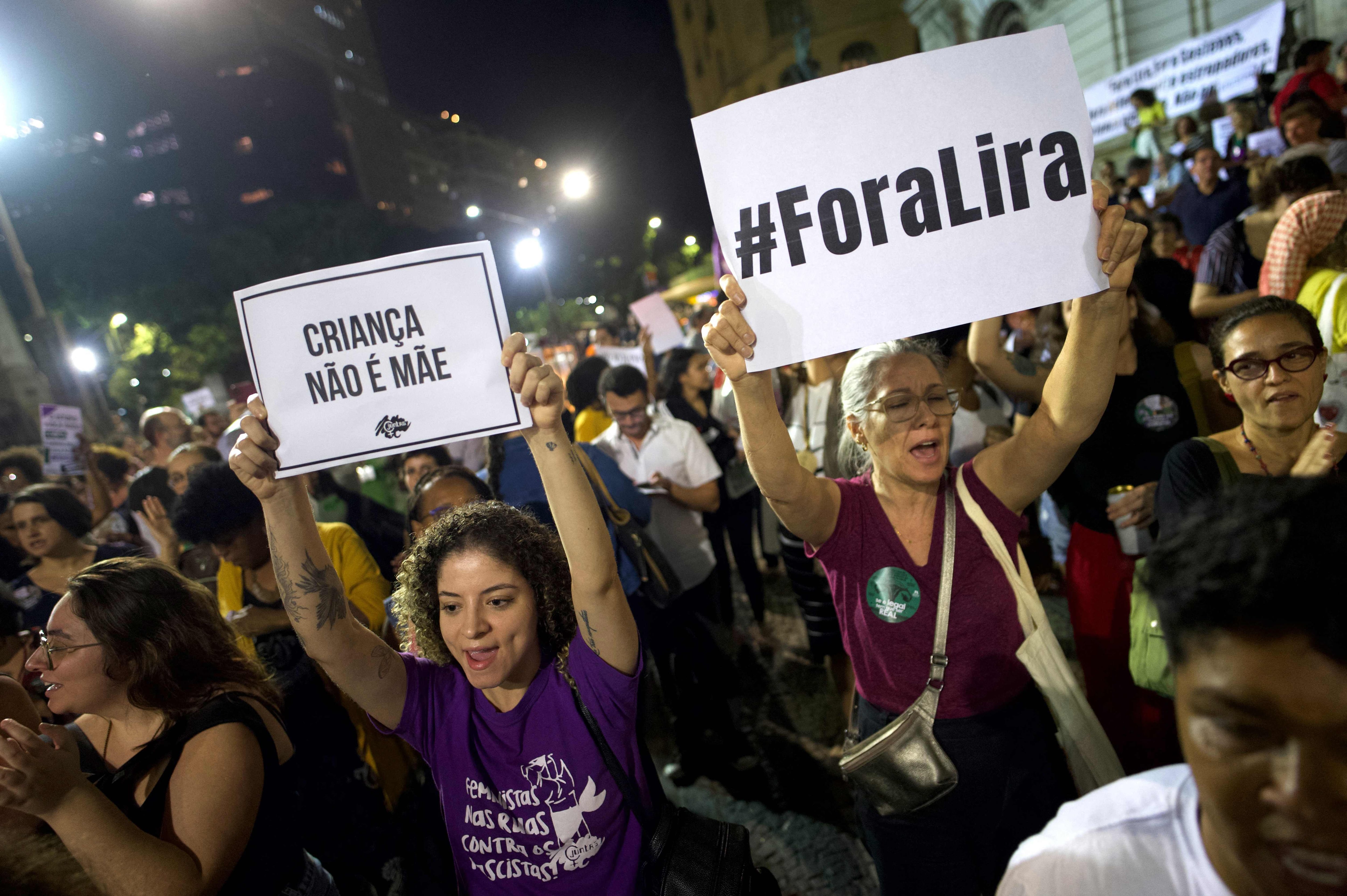La gente asiste a una protesta contra un proyecto de ley antiaborto que se está evaluando en el Congreso Nacional de Brasil en Río de Janeiro, Brasil, el 13 de junio de 2024. (Foto de MAURO PIMENTEL / AFP)
