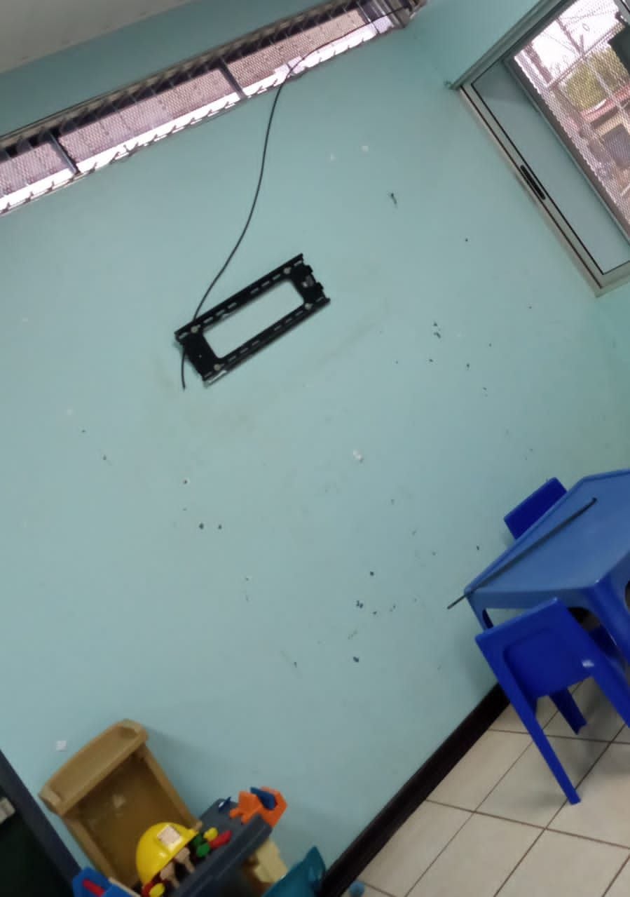Pantallas, material educativo, electrodomésticos y algunos artículos de oficina forma parte de lo que robaron en el Cen-Cinái Manuel de Jesús Jiménez en Cartago. (Foto suministrada por Keyna Calderón, corresponsal GN).