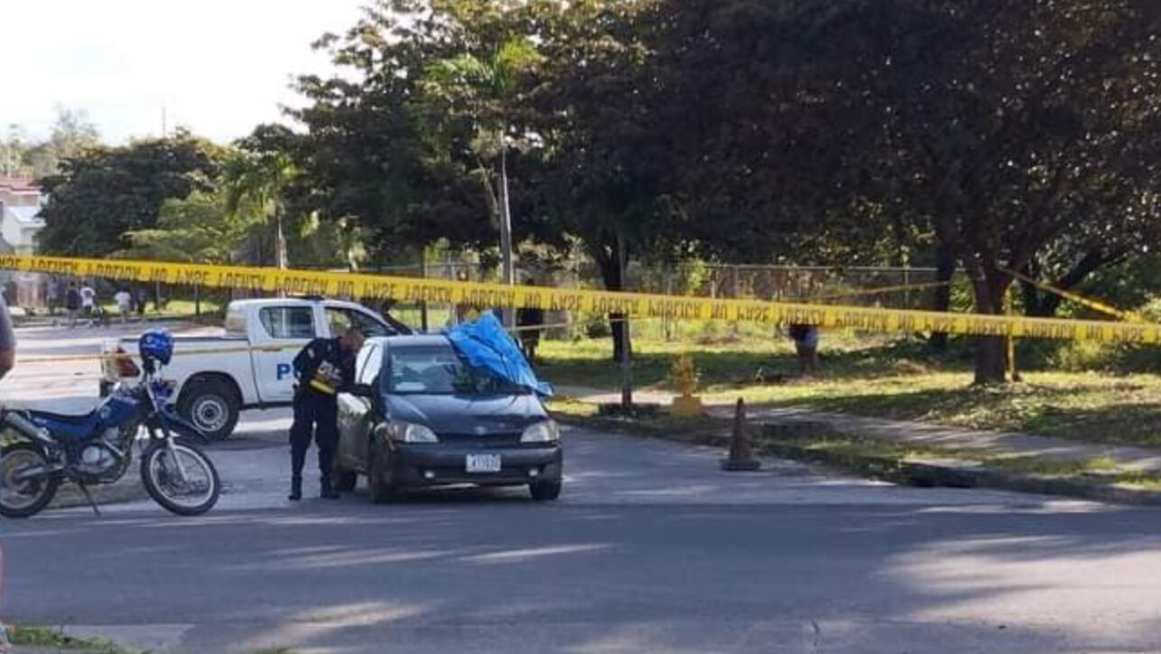 Un conductor fue asesinado a balazos, la mañana de este lunes, en San Roque de Liberia, en Guanacaste. Su vehículo quedó detenido en plena vía pública. Foto: Esmar TV CR.