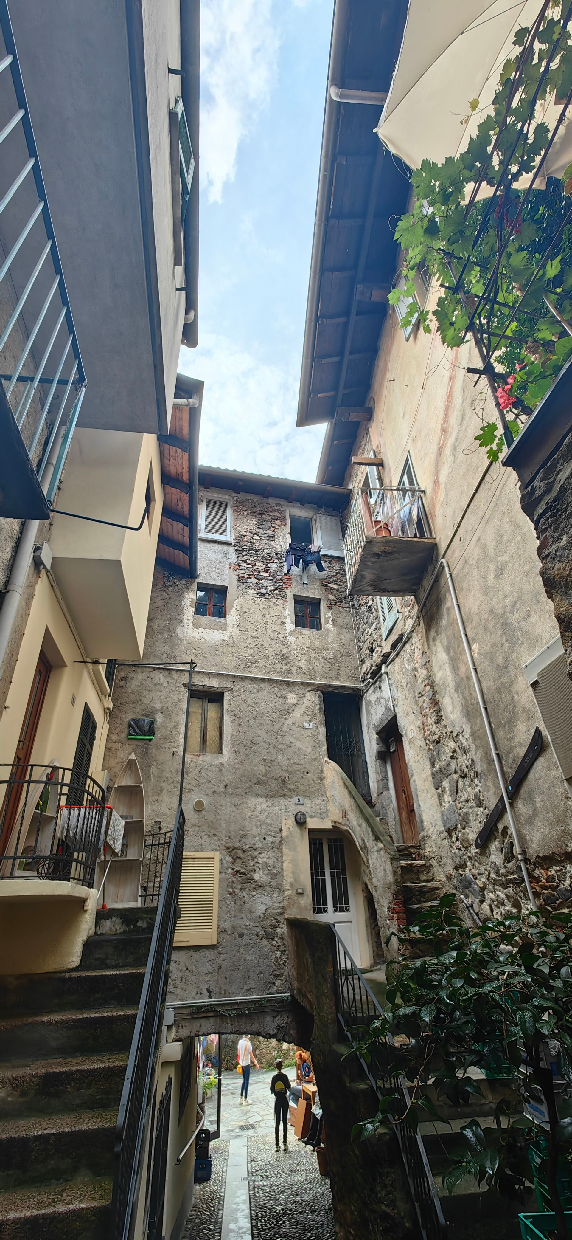 Al adentrarse por las calles de Isola Bella es fácil apreciar el estilo de vida de los poquísimos residentes, quienes se las arreglan en medio del reducido espacio. 