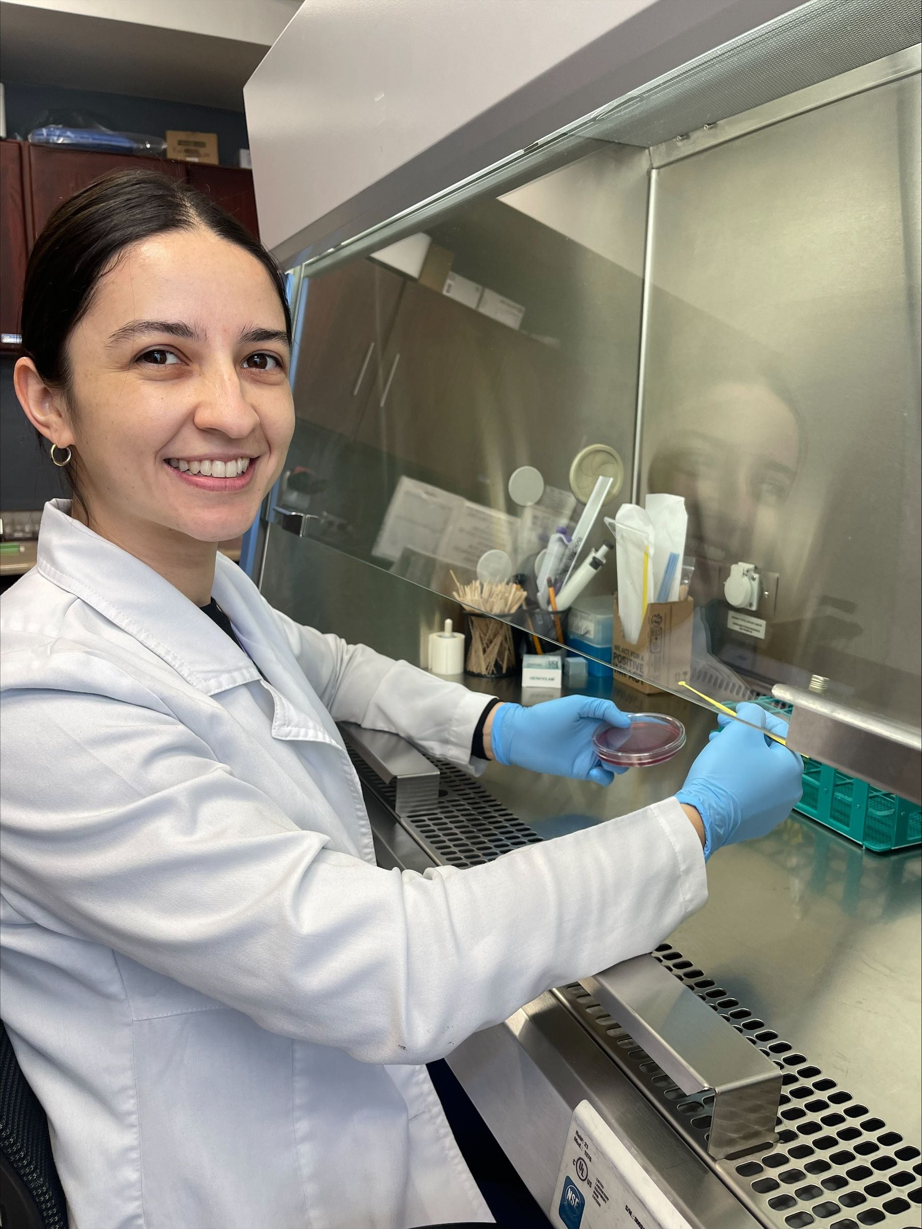 Graciela Bermúdez Sancho, de 28 años, está por cumplir cinco años de ejercer como microbióloga. Ella consiguió trabajo un mes después de graduarse. Foto: Graciela Bermúdez para LN