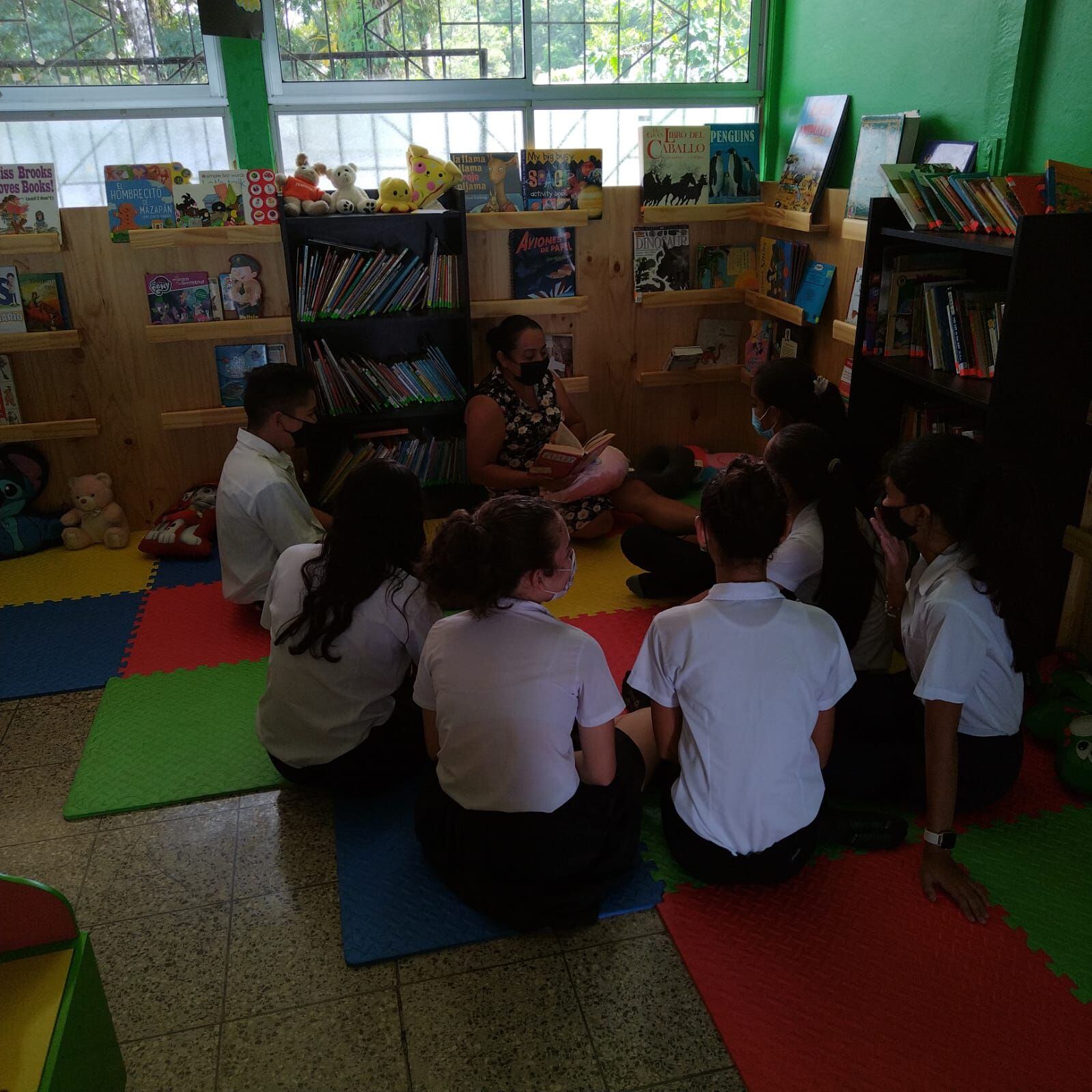 Todos los estudiantes de la Escuela La Cabanga pasan a leer durante 20 minutos a la biblioteca. Aquí un grupo de alumnos de sexto grado.