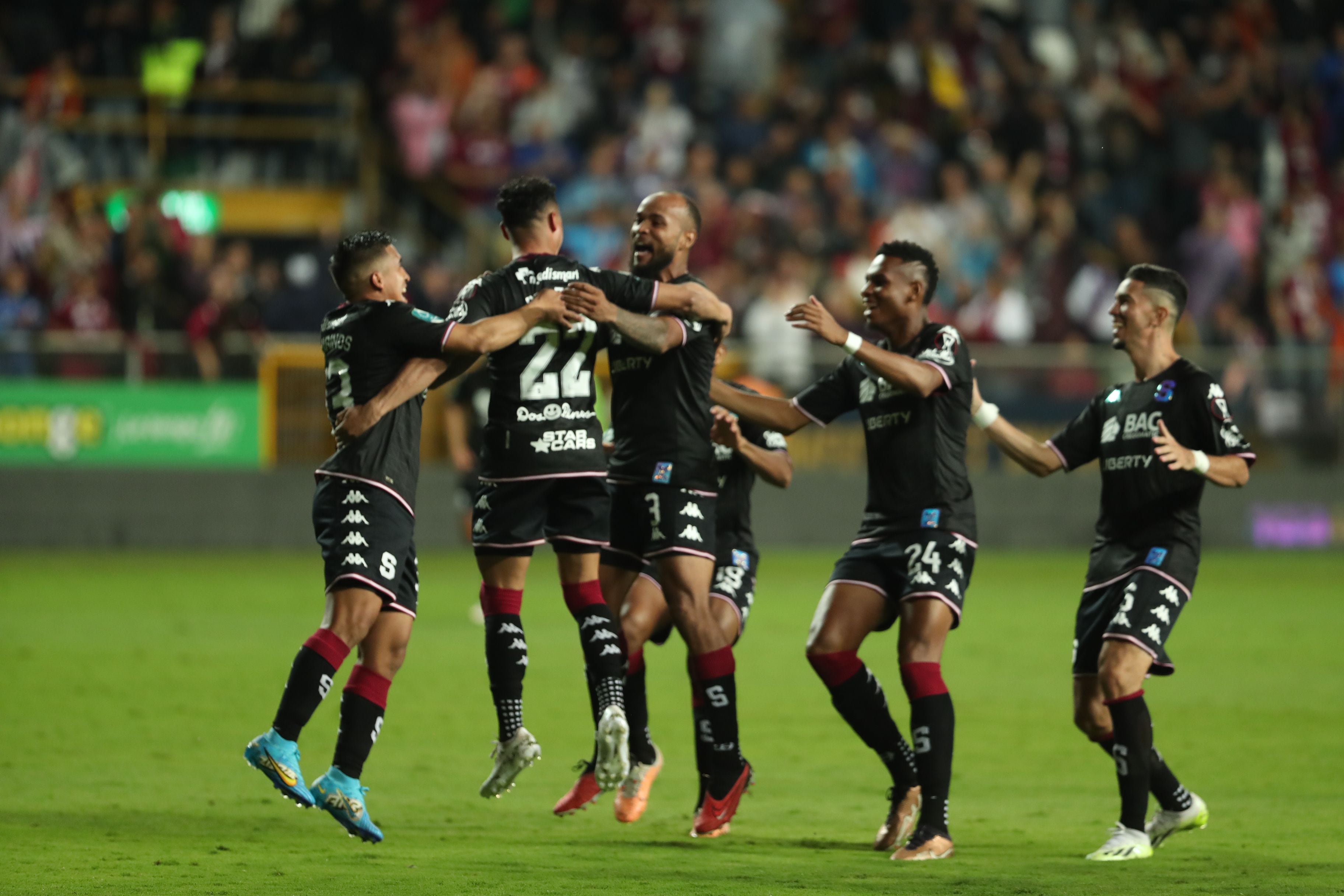 Los jugadores del Deportivo Saprissa festejaron el viernes pasado el pase a la Final del Torneo de Copa y ahora defenderán el liderato ante Puntarenas.