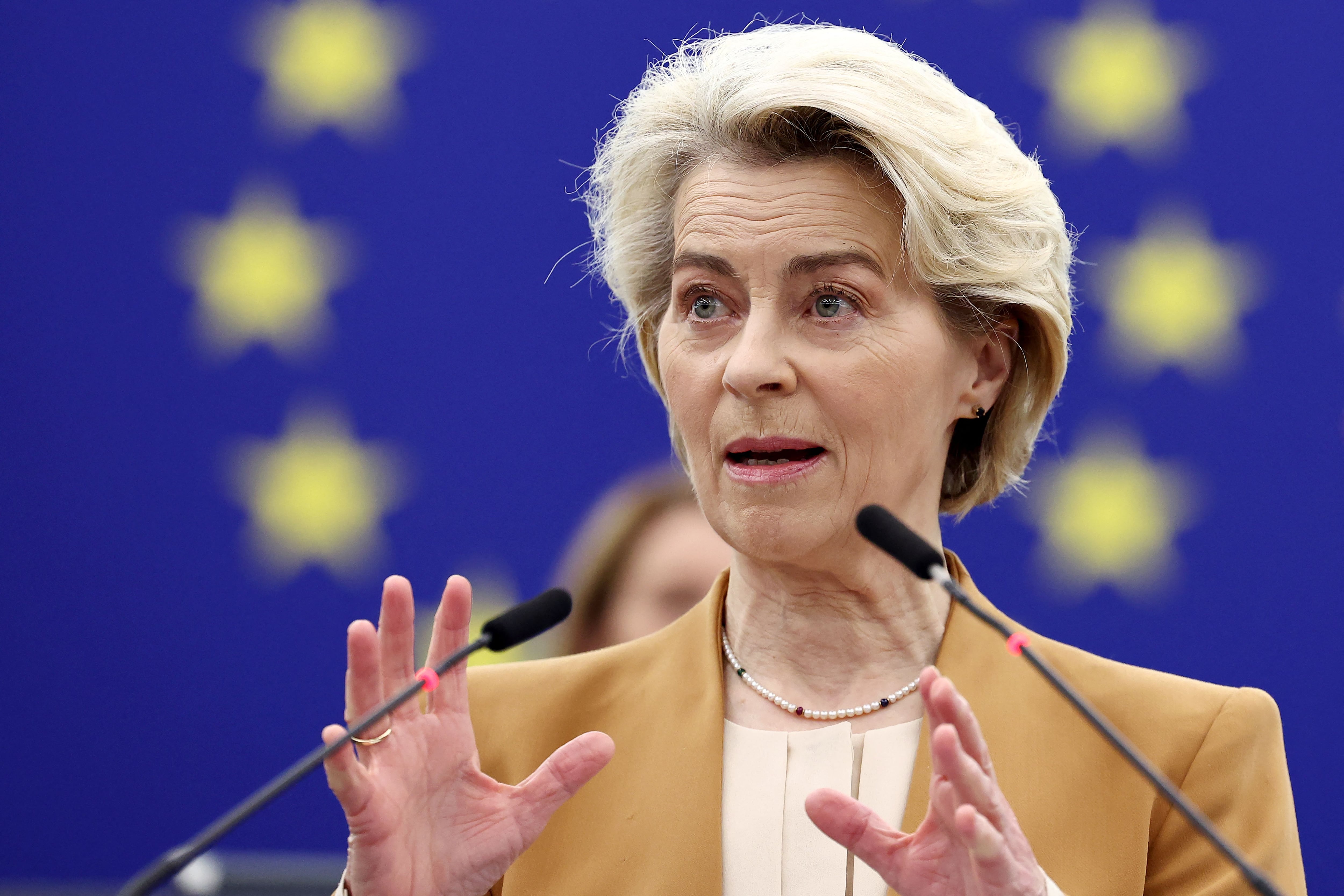 La presidenta de la Comisión Europea, Ursula von der Leyen, habla durante un debate sobre los resultados de las últimas cumbres de la UE, como parte de una sesión plenaria en el Parlamento Europeo en Estrasburgo, este de Francia. Fotografía: