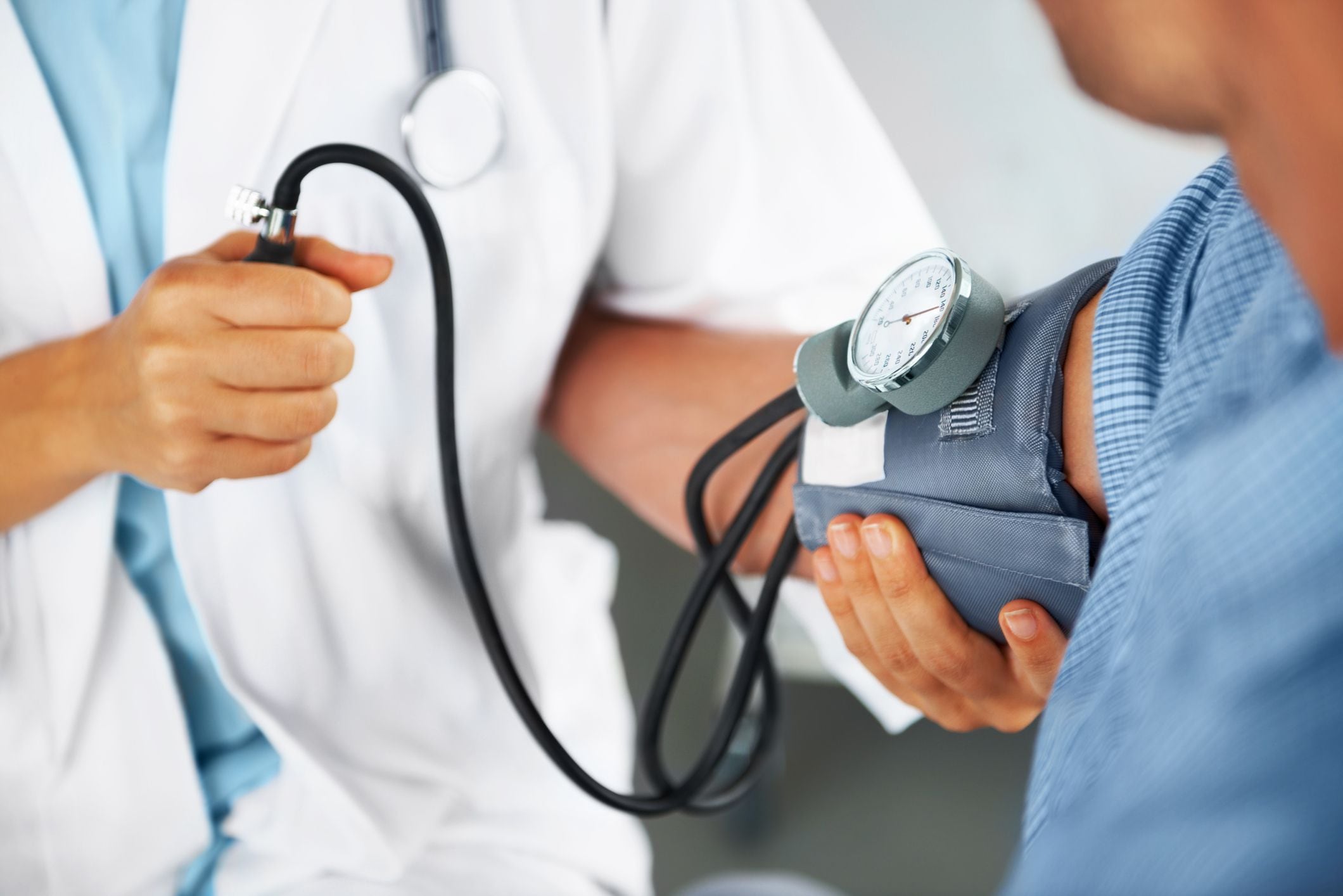 Los especialistas recomiendan tomarse la presión arterial una vez al mes.