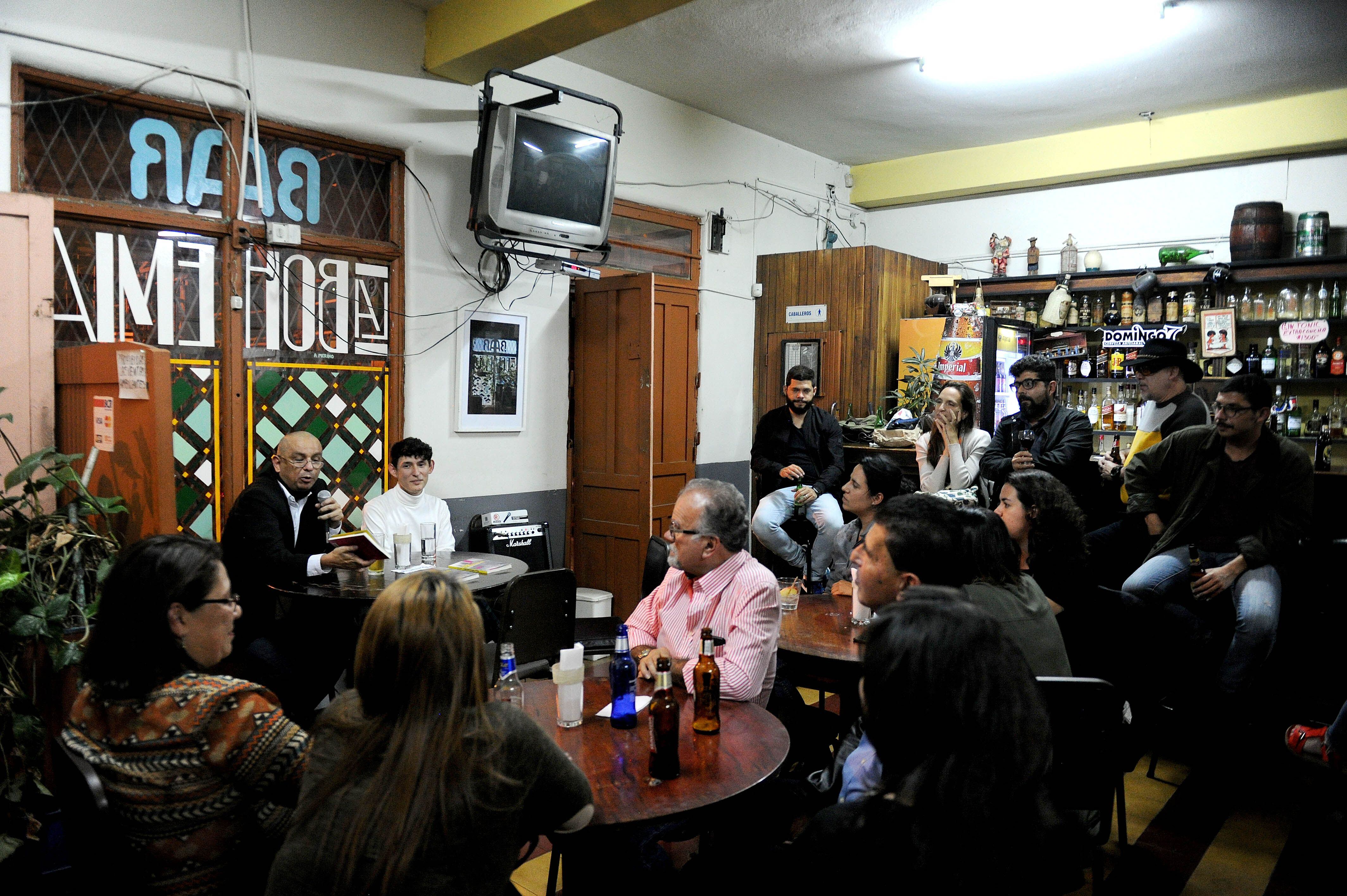 Andrés Fernández es asiduo visitante del Bar La Bohemia, donde discute de la ciudad, saluda amigos y presenta libros, como en el 2018 que comentó el libro 