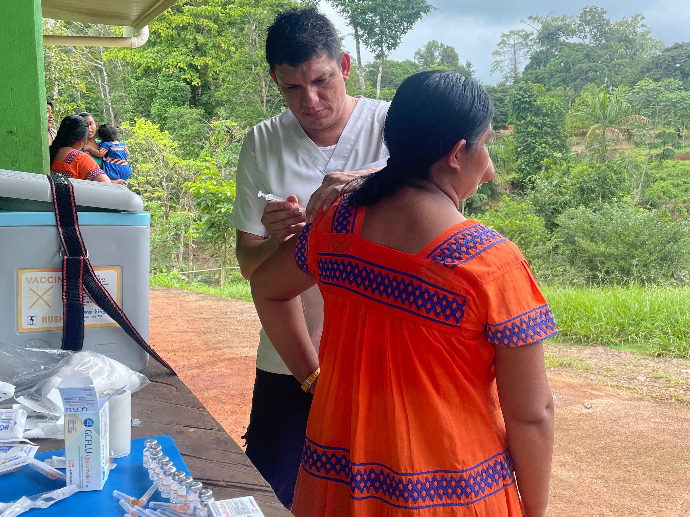 Yossar Abarca es asistente técnico de atención primaria de la CCSS en el Área de Salud de Golfito. El jueves 11 de julio acudió como parte del equipo a vacunar contra la influenza estacional a indígenas de la  Reserva Alto Laguna. Estas visitas al campo forman parte de la campaña nacional de vacunación contra la influenza del 2024.