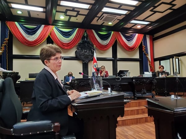 La contralora general Marta Acosta, ha reiterado a los diputados que consideren las consecuencias de aprobar exoneraciones. Foto: CGR para LN.