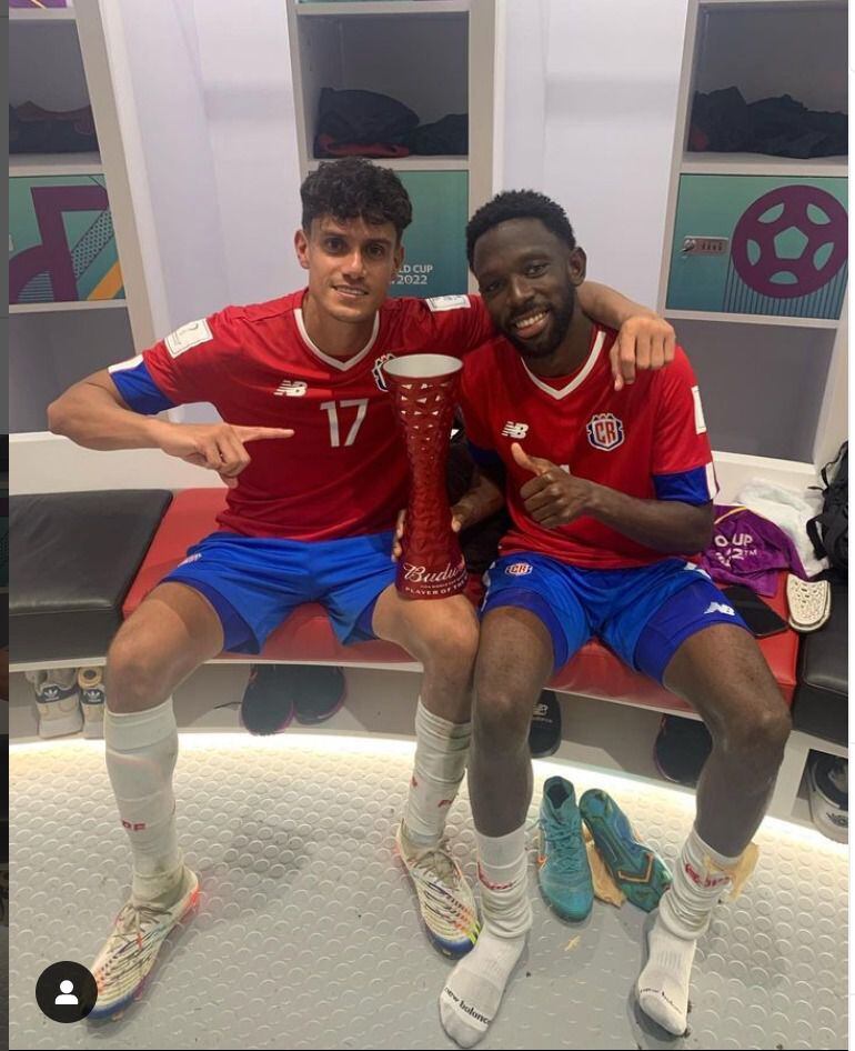 Yeltsin Tejeda compartió con Keysher Fuller (derecha) en el Mundial de Qatar 2022. Fuller marcó el gol de la victoria ante Japón. Instagram: Yeltsin Tejeda