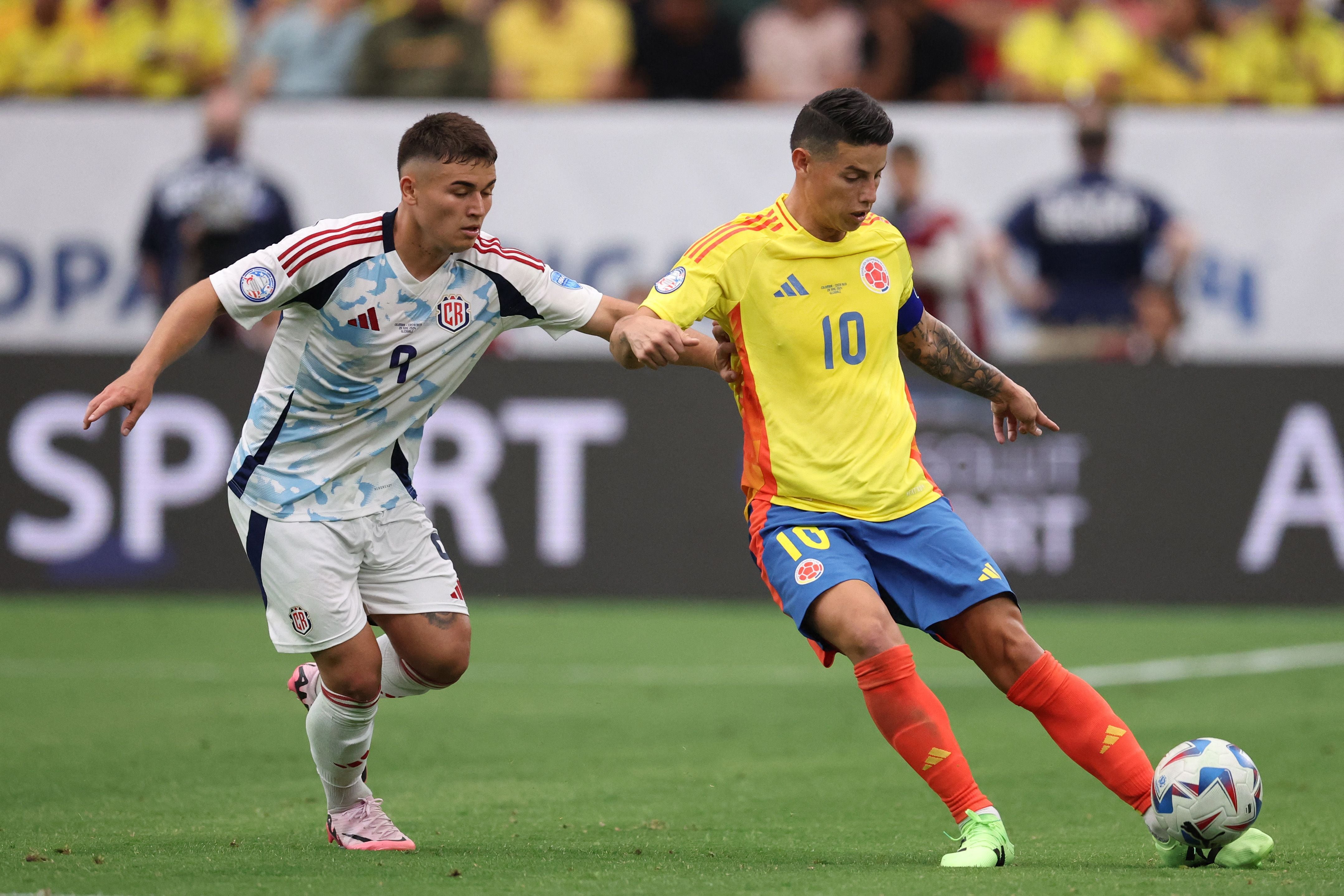 James Rodríguez y sus compañeros de equipo, fueron muy superiores a la Selección de Costa Rica. Aquí Manfred Ugalde marcó al colombiano.