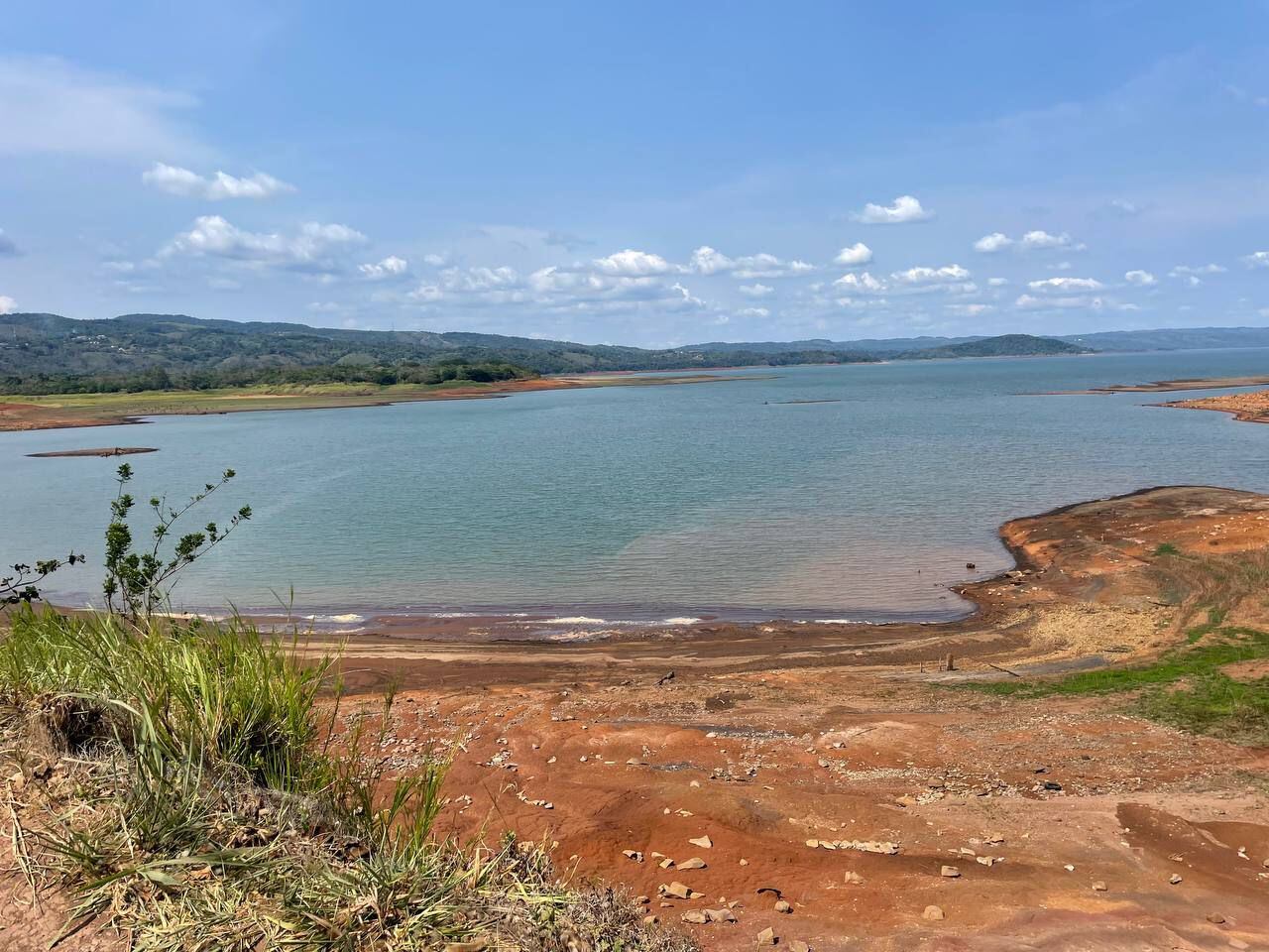 Vista del Lago Arenal que alimenta el complejo hidroeléctrico de Ardesa a finales de mayo de 2023. Se encuentra en sus niveles más bajos en una década. Fotografía: Alejandro Urbina.