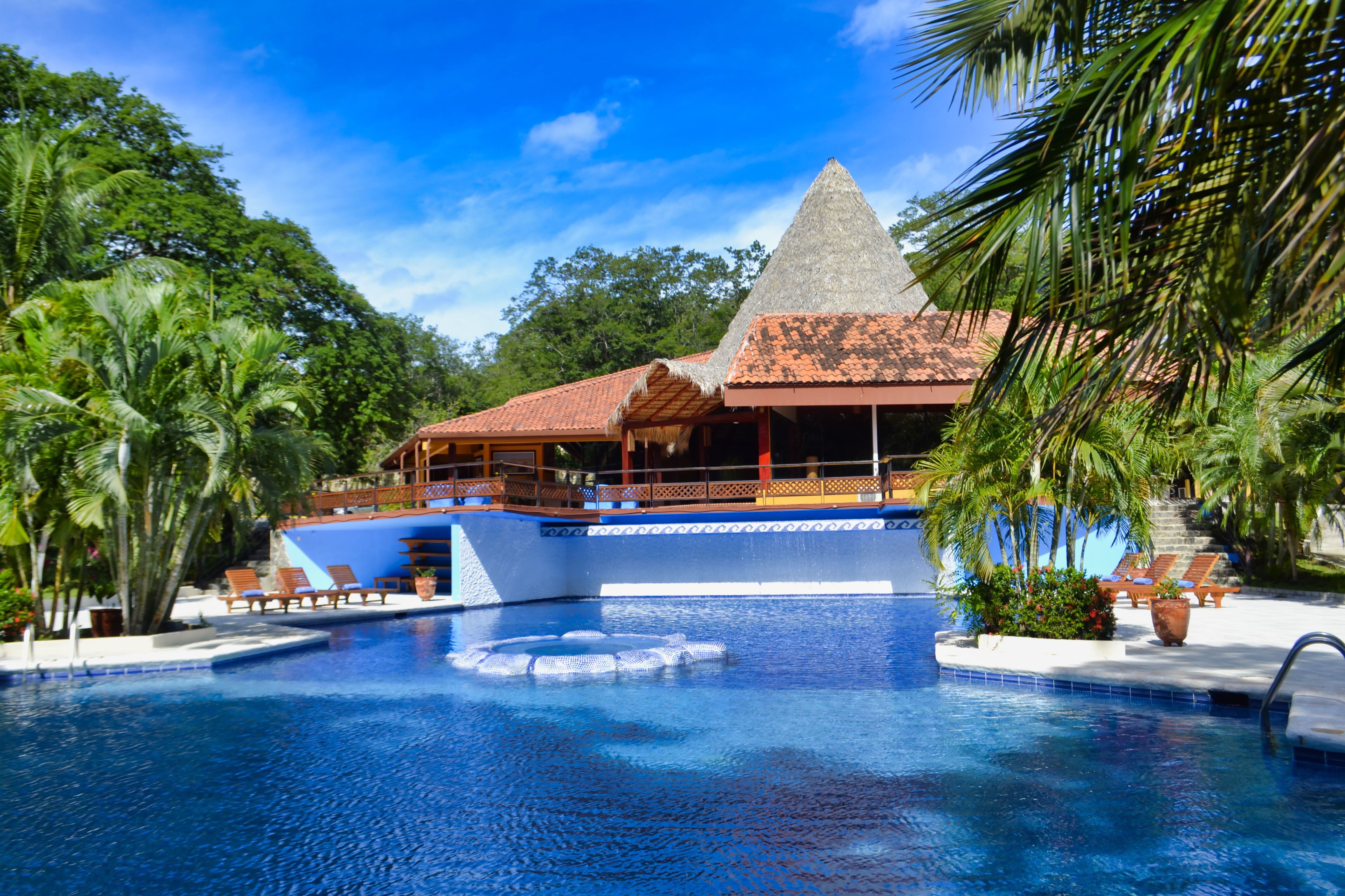 El crecimiento del turismo y el comercio ha potenciado el aumento de la construcción en Guanacaste. En la fotografía, el Hotel Papagayo Goldens Palms, en Guanacaste, en el 2021. Archivo.