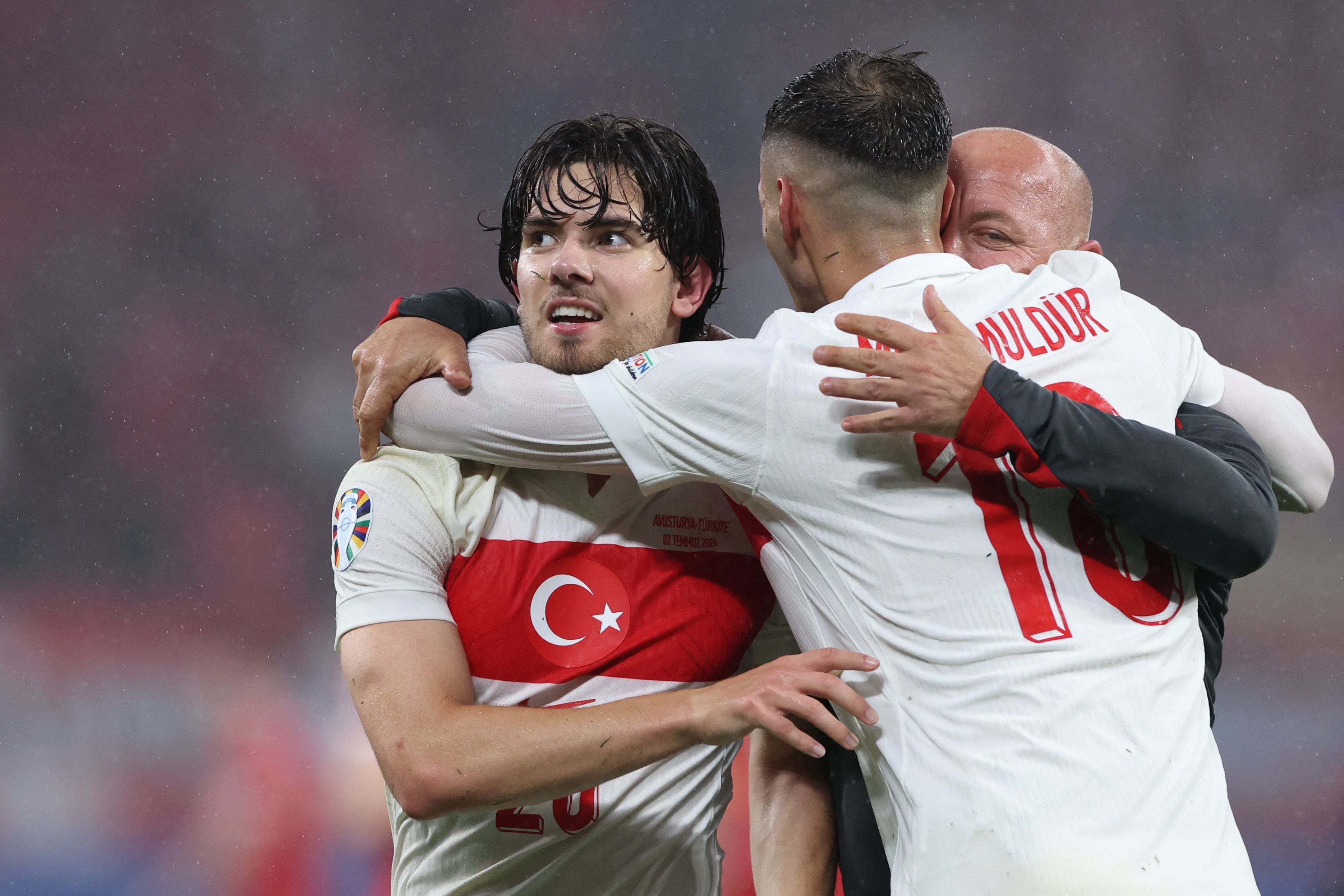 Turquía se metió entre los mejores ocho de la Eurocopa al eliminar en un aguerrido duelo a Austria. 